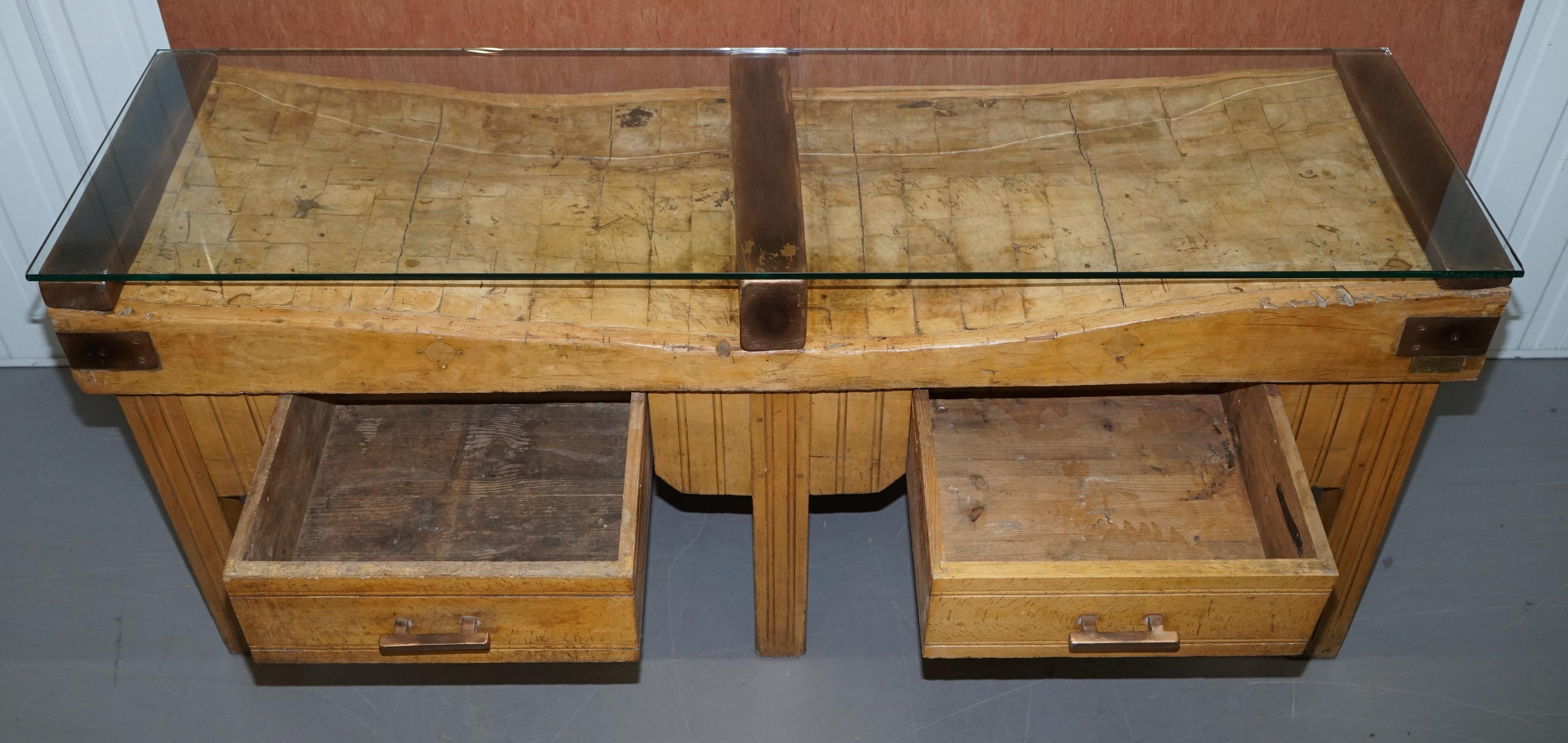 Restaurierte circa 1920er Hennes Frankreich Metzger Tisch bronziert Halterungen Glasplatte im Angebot 8