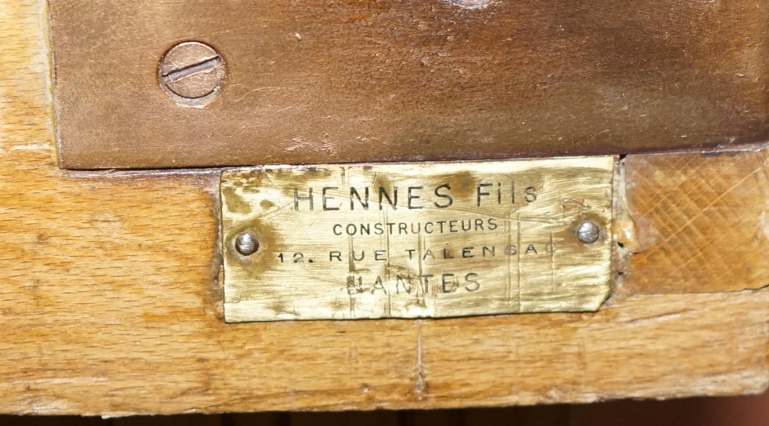 Restaurierte circa 1920er Hennes Frankreich Metzger Tisch bronziert Halterungen Glasplatte im Angebot 11