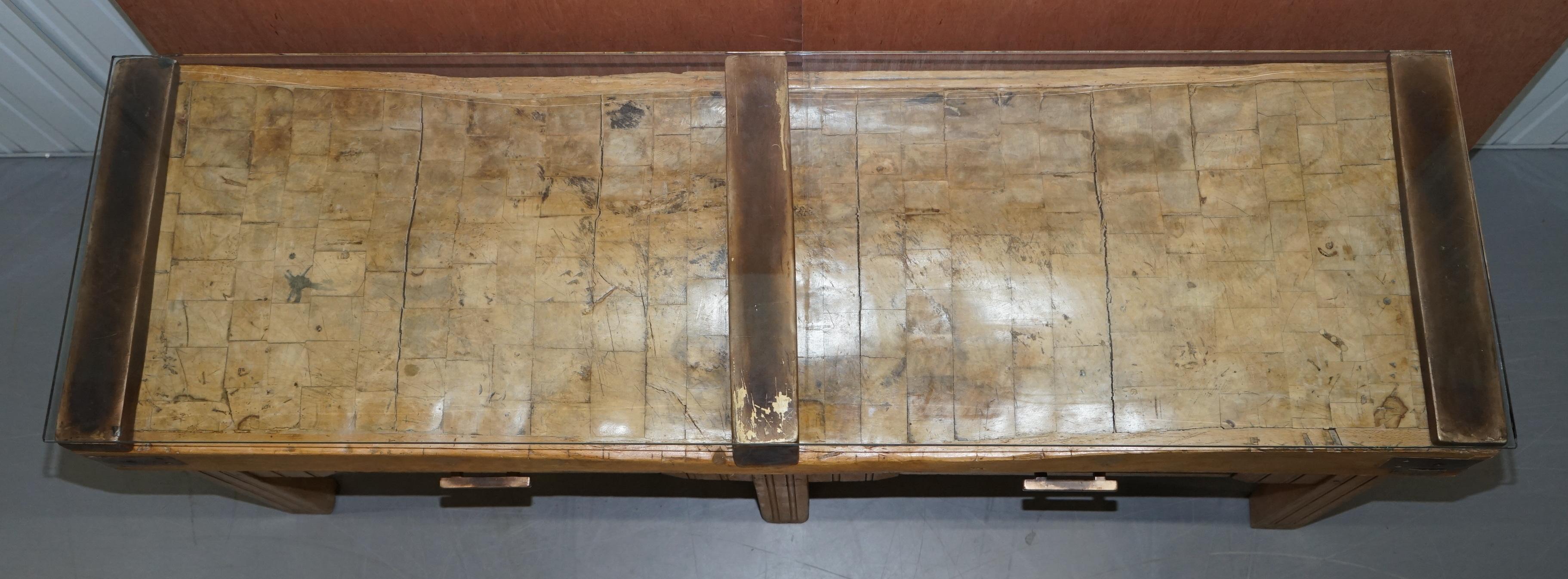 Restaurierte circa 1920er Hennes Frankreich Metzger Tisch bronziert Halterungen Glasplatte im Angebot 1