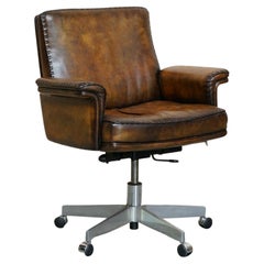 Fauteuil pivotant de capitaine de bureau en cuir marron De Sede DS-35 restauré vers 1960