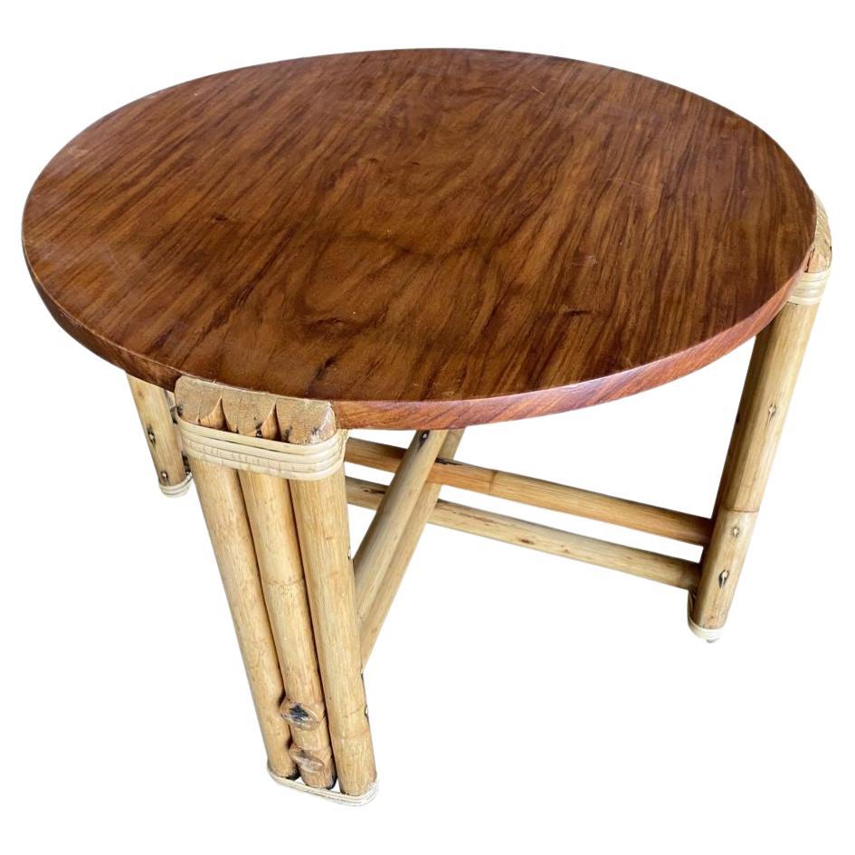 Table basse d'appoint circulaire en rotin restaurée avec plateau en bois de Koa