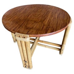 Table basse d'appoint circulaire en rotin restaurée avec plateau en bois de Koa