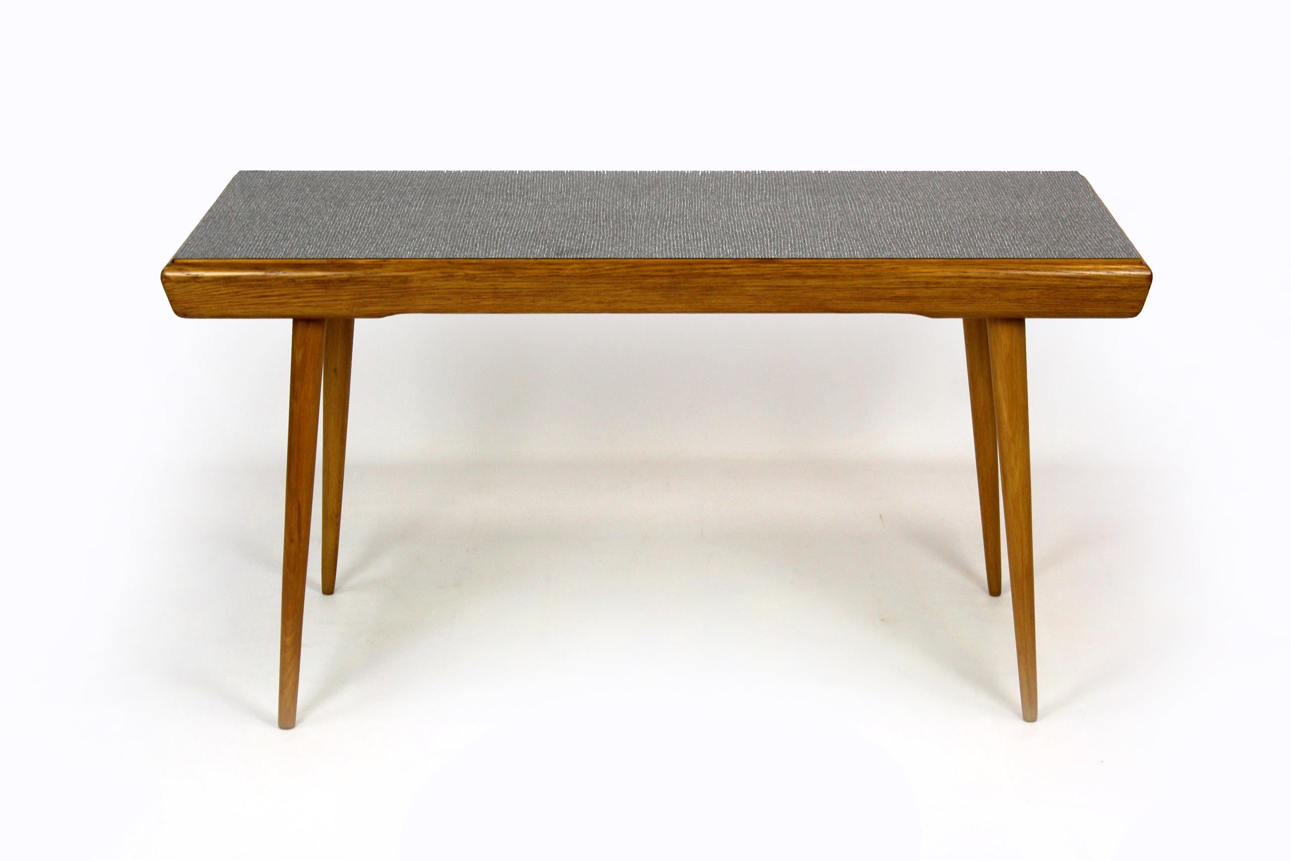 Mid-Century Modern Table basse restaurée avec plateau à double face en formica, Tchécoslovaquie, années 1960 en vente