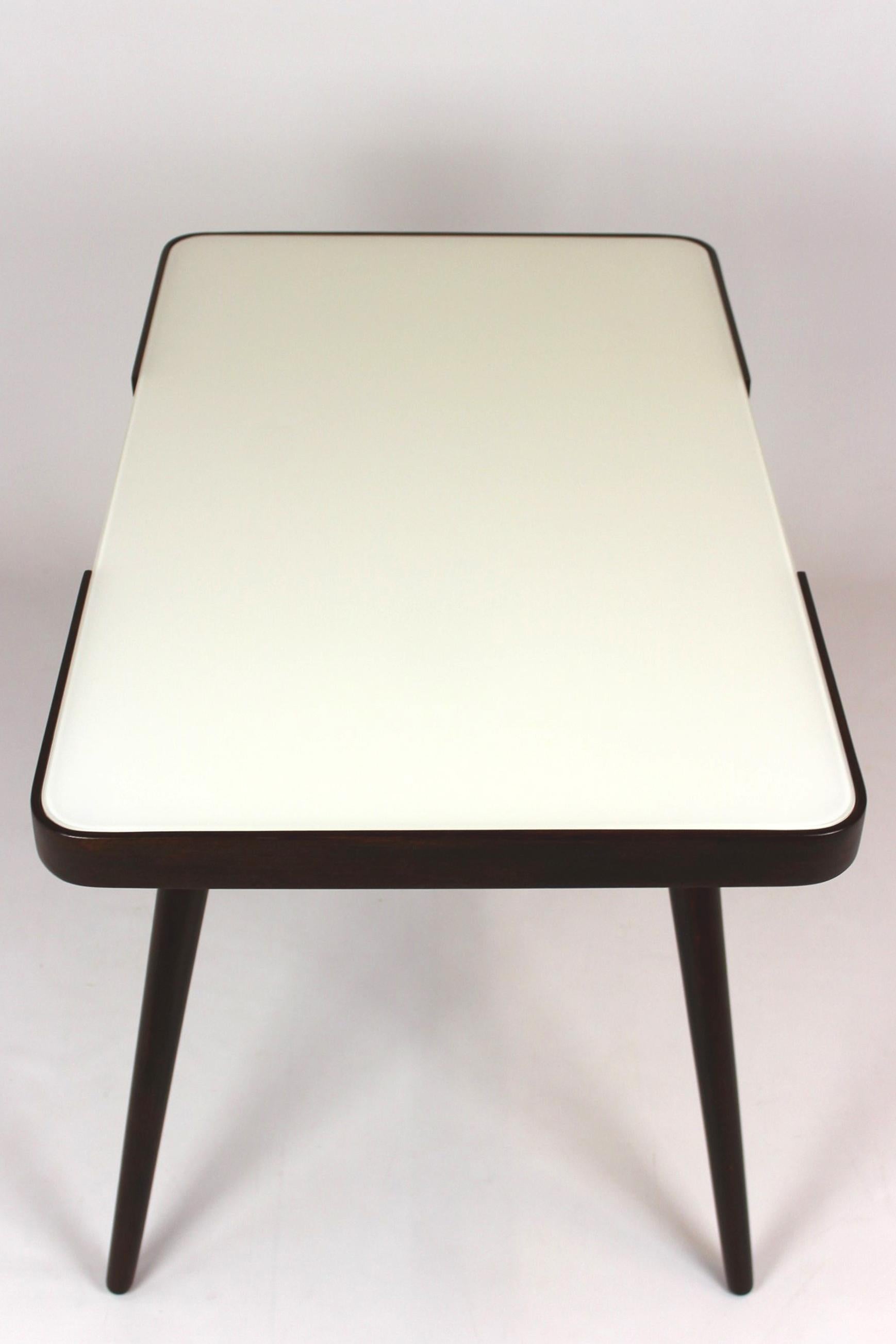 Table basse restaurée avec plateau en verre blanc par J. Jiroutek pour Int. Praha, années 1960 en vente 4