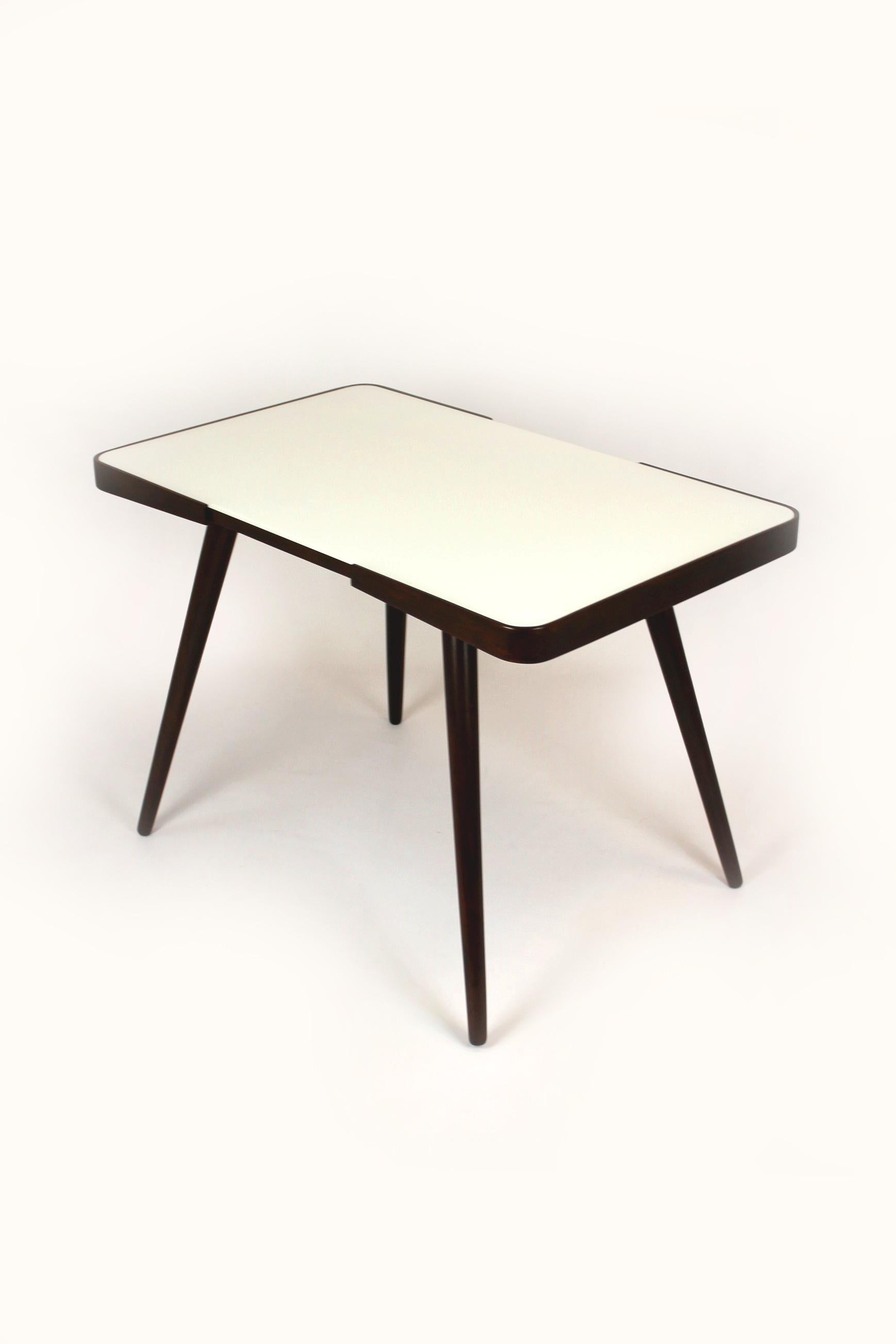 Mid-Century Modern Table basse restaurée avec plateau en verre blanc par J. Jiroutek pour Int. Praha, années 1960 en vente