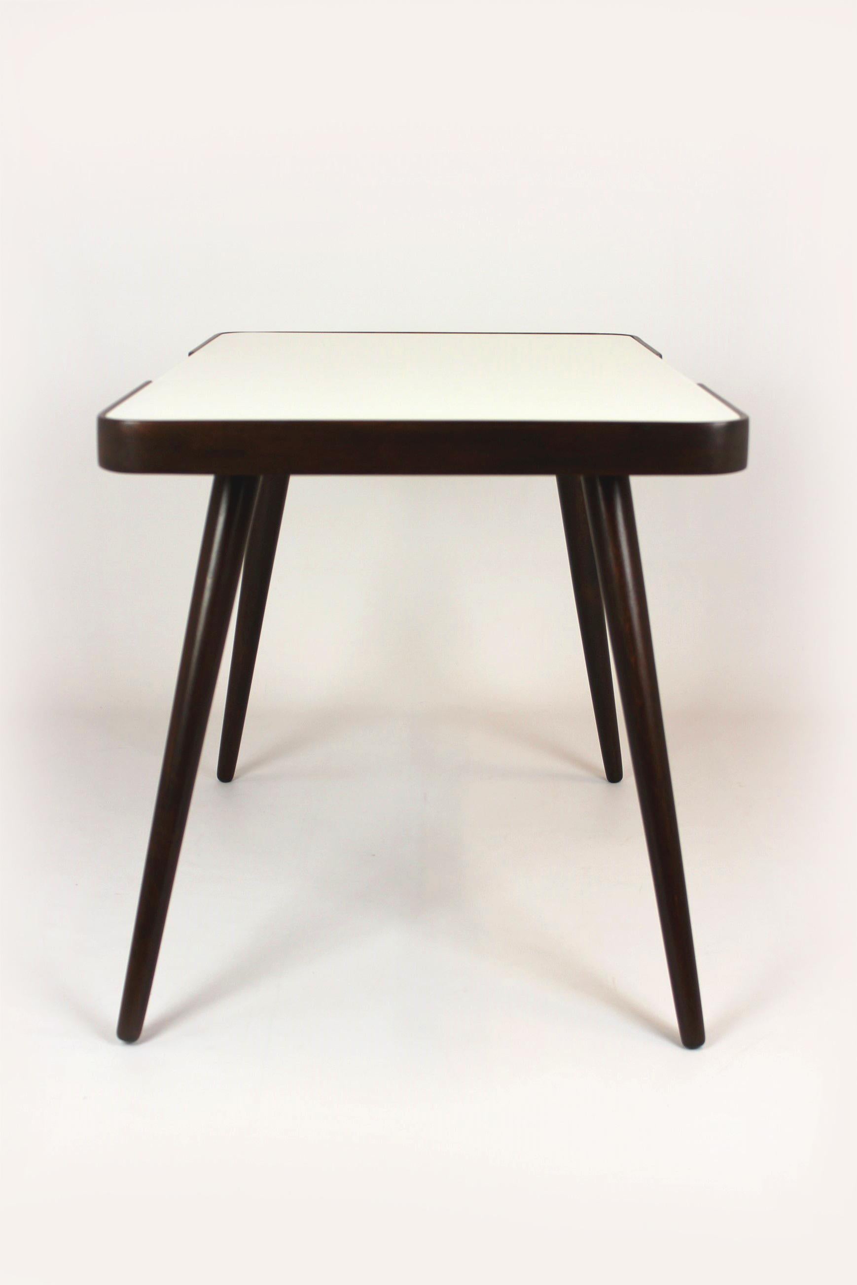 Table basse restaurée avec plateau en verre blanc par J. Jiroutek pour Int. Praha, années 1960 en vente 3