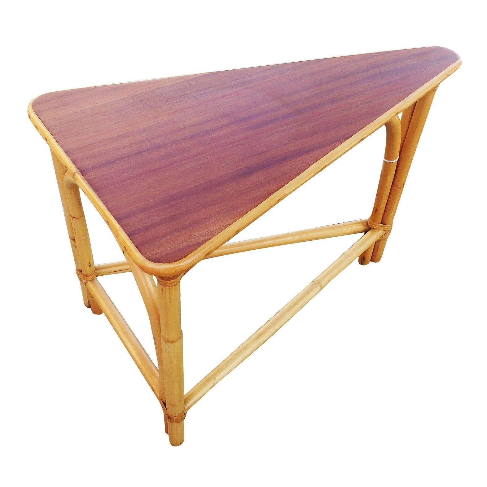 Restaurierter Eck-Rattan-Keil-Beistelltisch mit Laminat-Tischplatte (amerikanisch) im Angebot