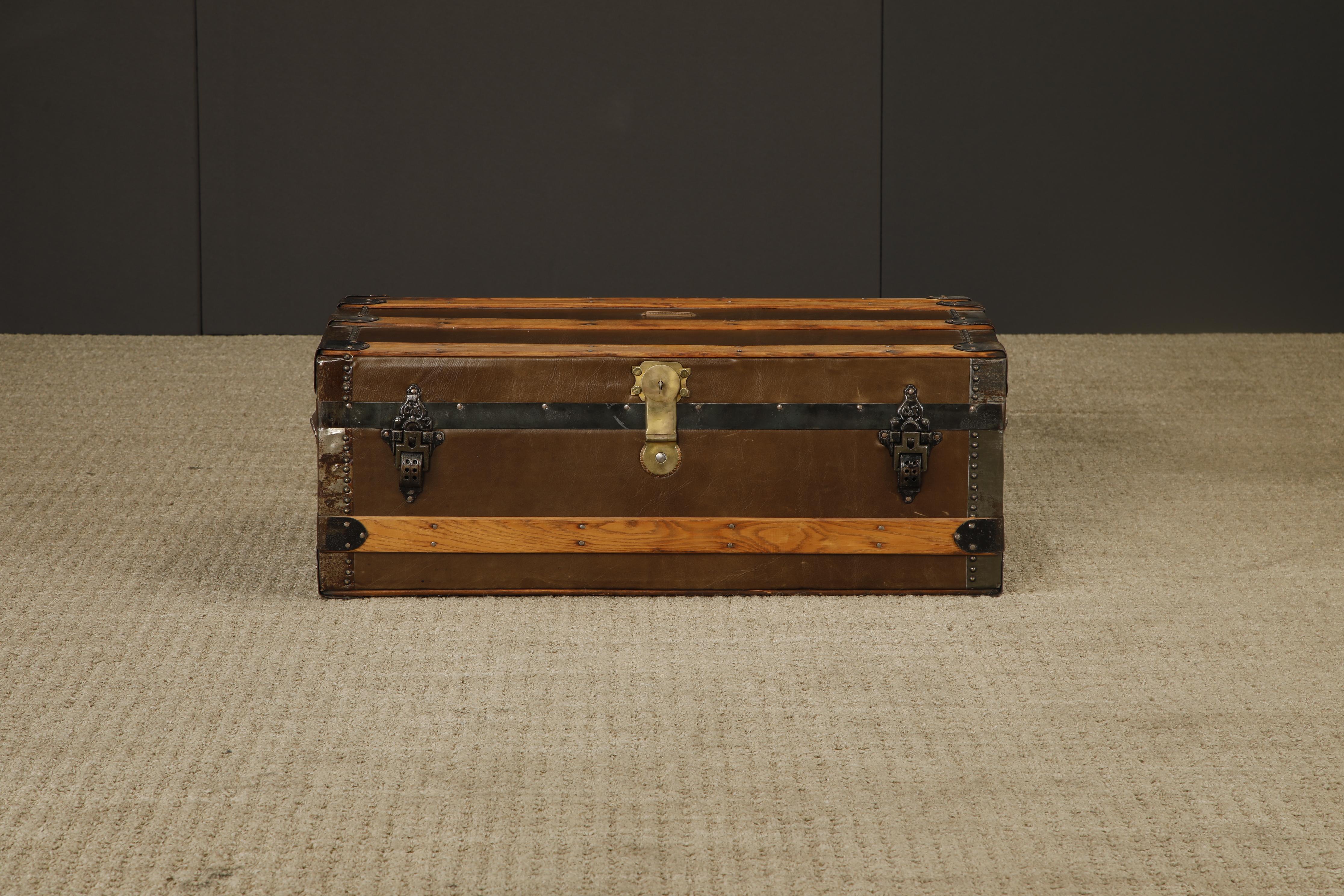 Une malle à vapeur à toit plat magnifiquement restaurée par le célèbre fabricant de bagages new-yorkais Crouch & Fitzgerald, avec sa plaque de fabricant en laiton émaillé d'origine sur le couvercle, l'insigne C&F sur les deux loquets latéraux,