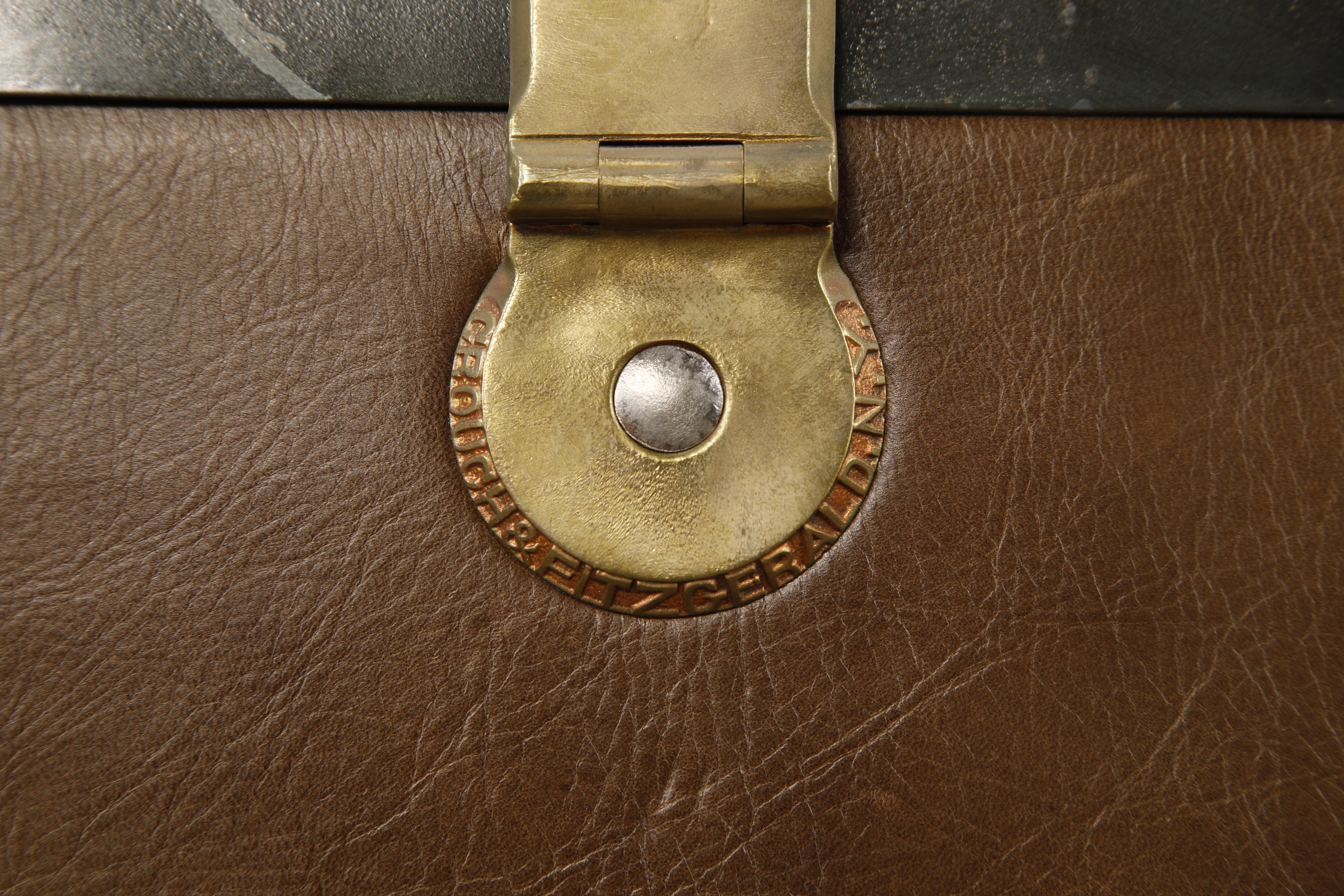 20ième siècle Malle en cuir restaurée de Crouch & Fitzgerald, c. 1920, signée en vente