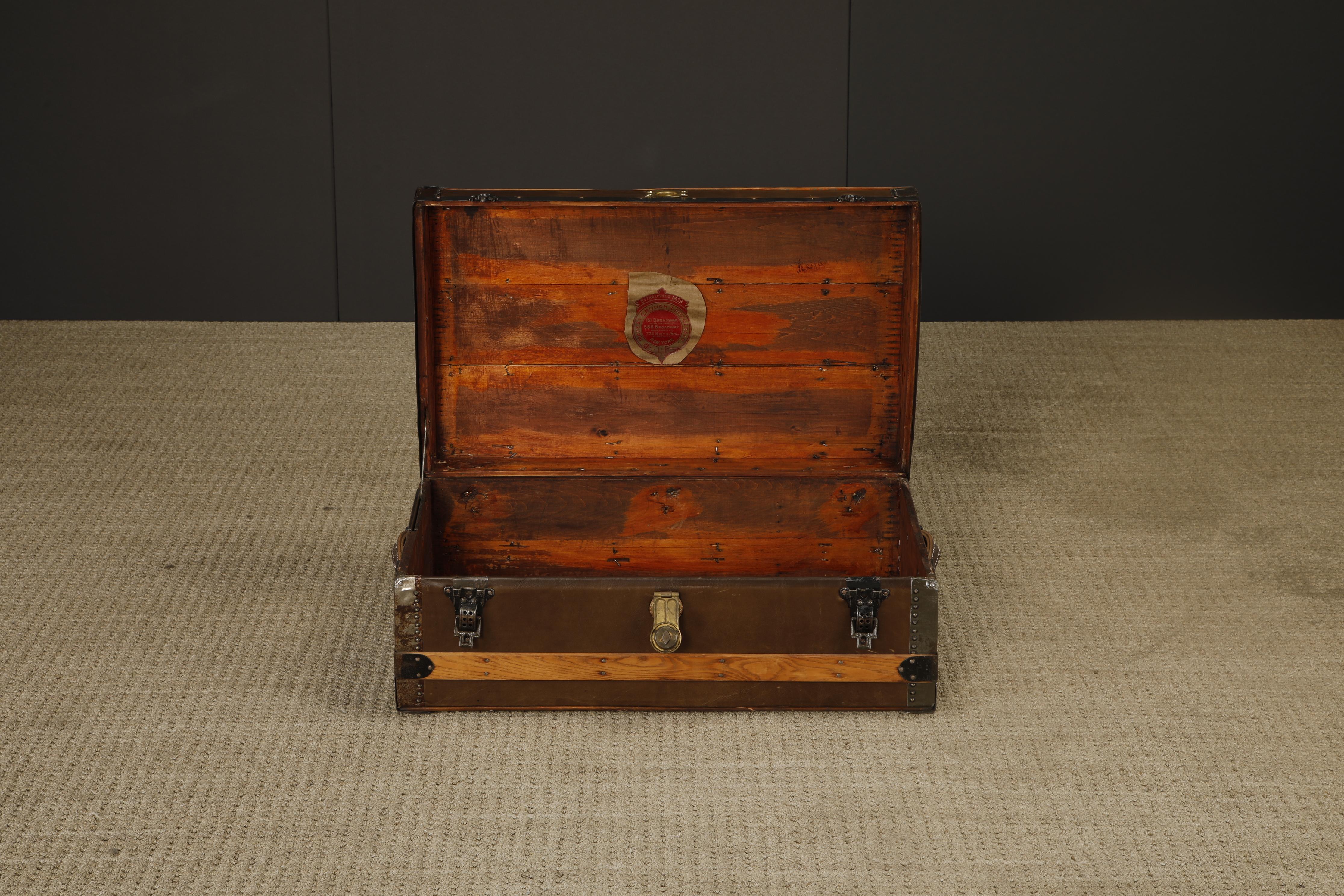 Laiton Malle en cuir restaurée de Crouch & Fitzgerald, c. 1920, signée en vente