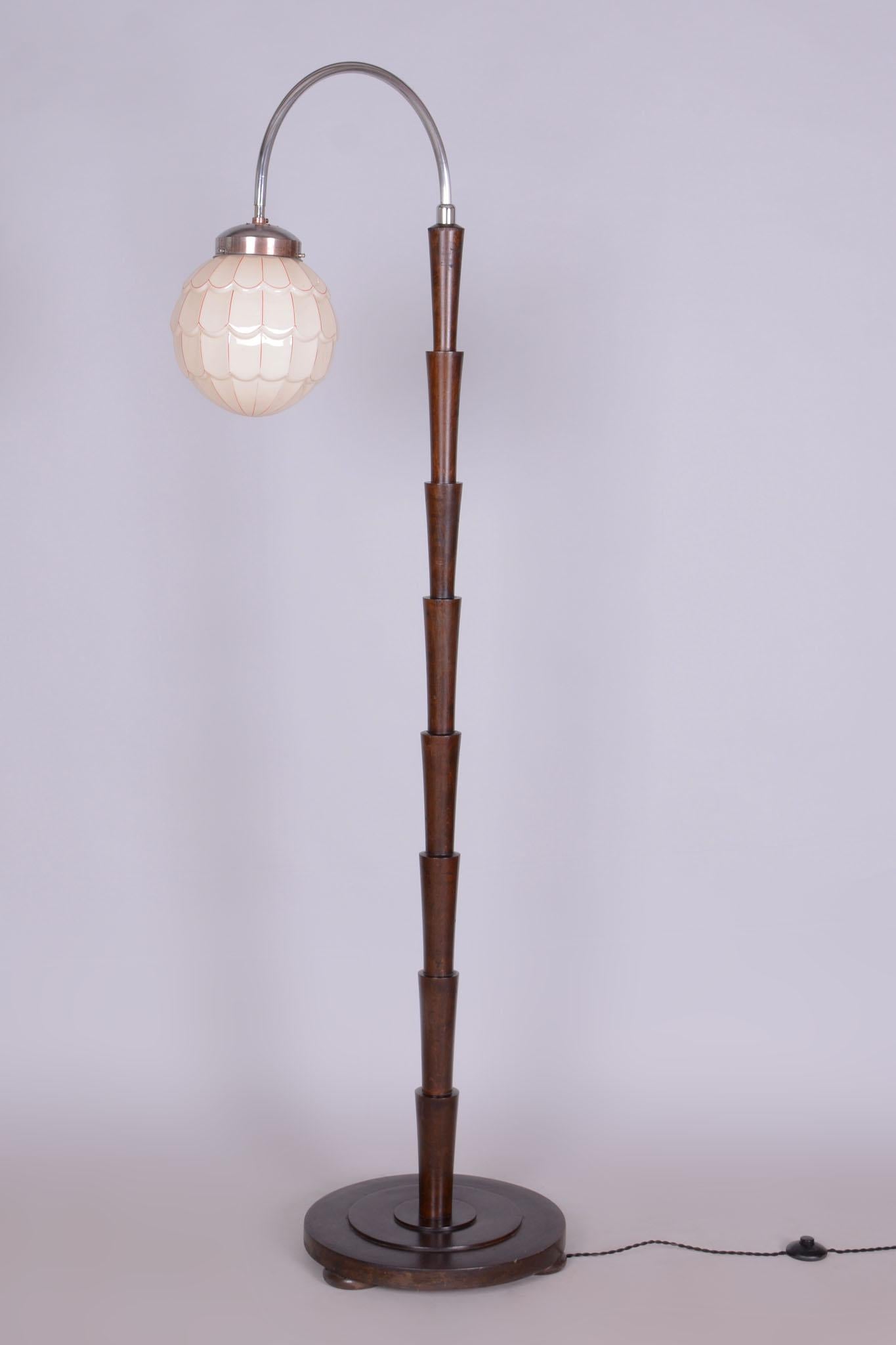 Diese Stehlampe im kubistischen Stil aus der Zeit des Art déco stammt aus der Tschechoslowakei des frühen 20. Er ist aus Buche gefertigt und wurde komplett restauriert.

Die Lampe verfügt über den gut erhaltenen Originalschirm aus Milchopalglas, der