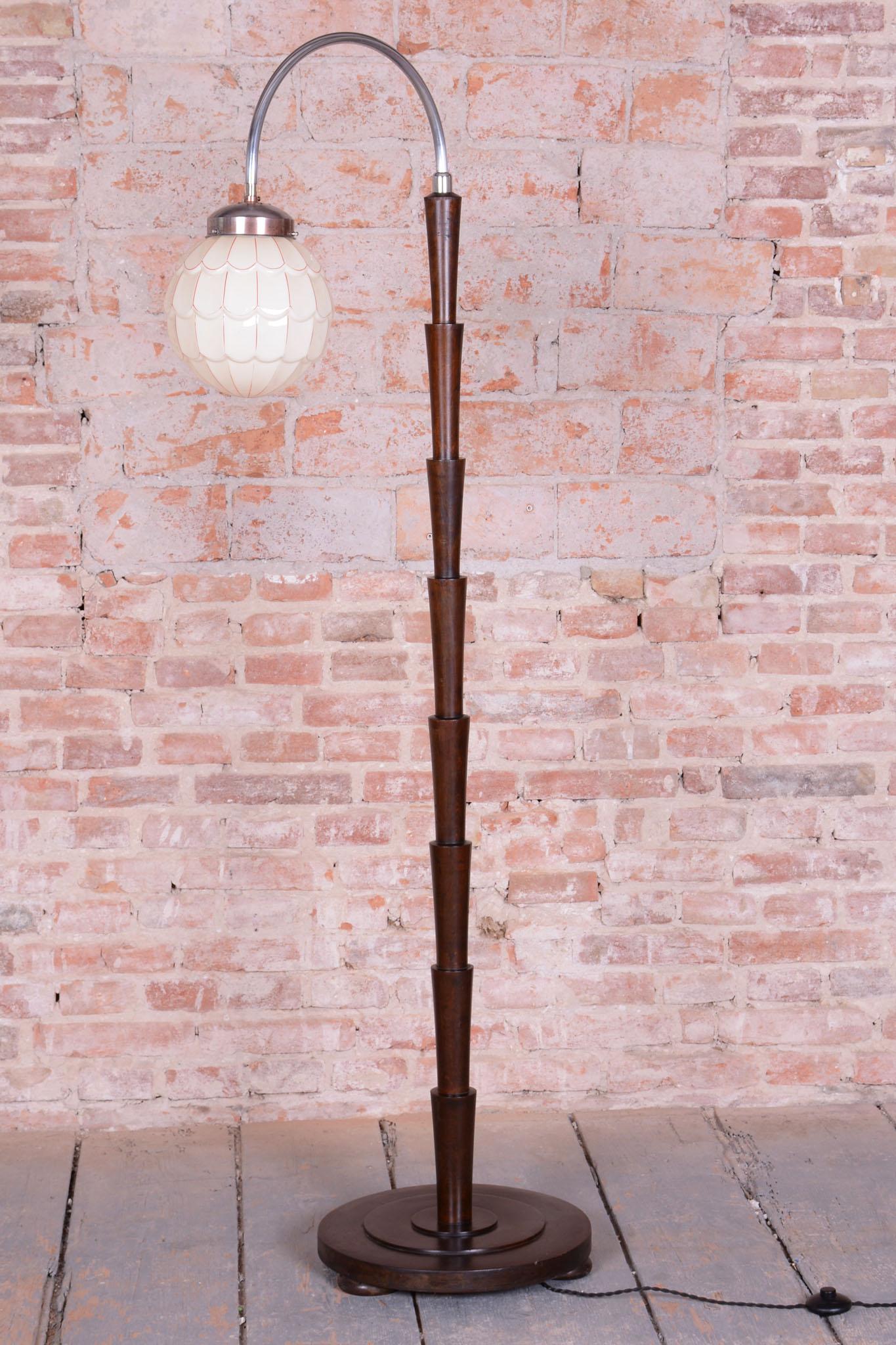 Restaurierte kubistische Stehlampe aus Buche, Chrom, Milchglas, neu verdrahtet, Tschechisch, 1920er Jahre (Art déco) im Angebot