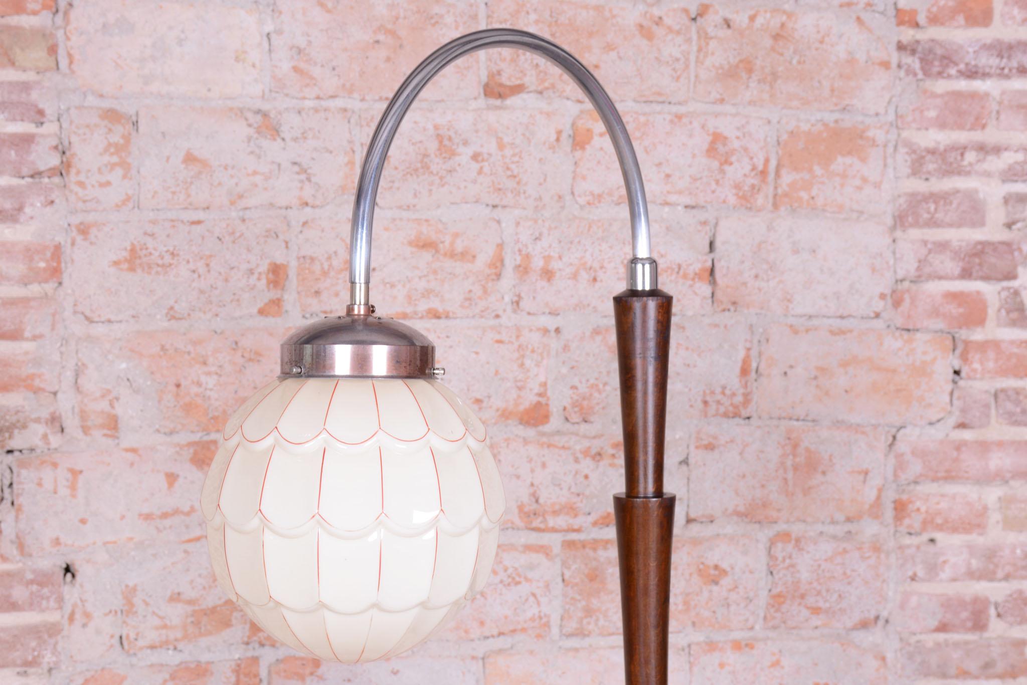 Restaurierte kubistische Stehlampe aus Buche, Chrom, Milchglas, neu verdrahtet, Tschechisch, 1920er Jahre (20. Jahrhundert) im Angebot