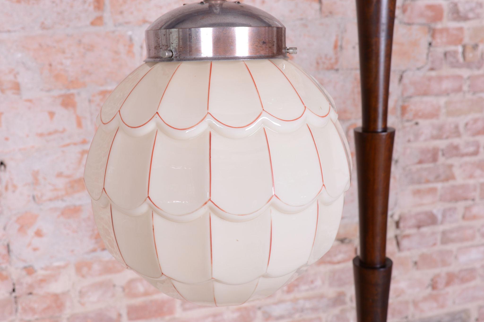 Restaurierte kubistische Stehlampe aus Buche, Chrom, Milchglas, neu verdrahtet, Tschechisch, 1920er Jahre (Stahl) im Angebot