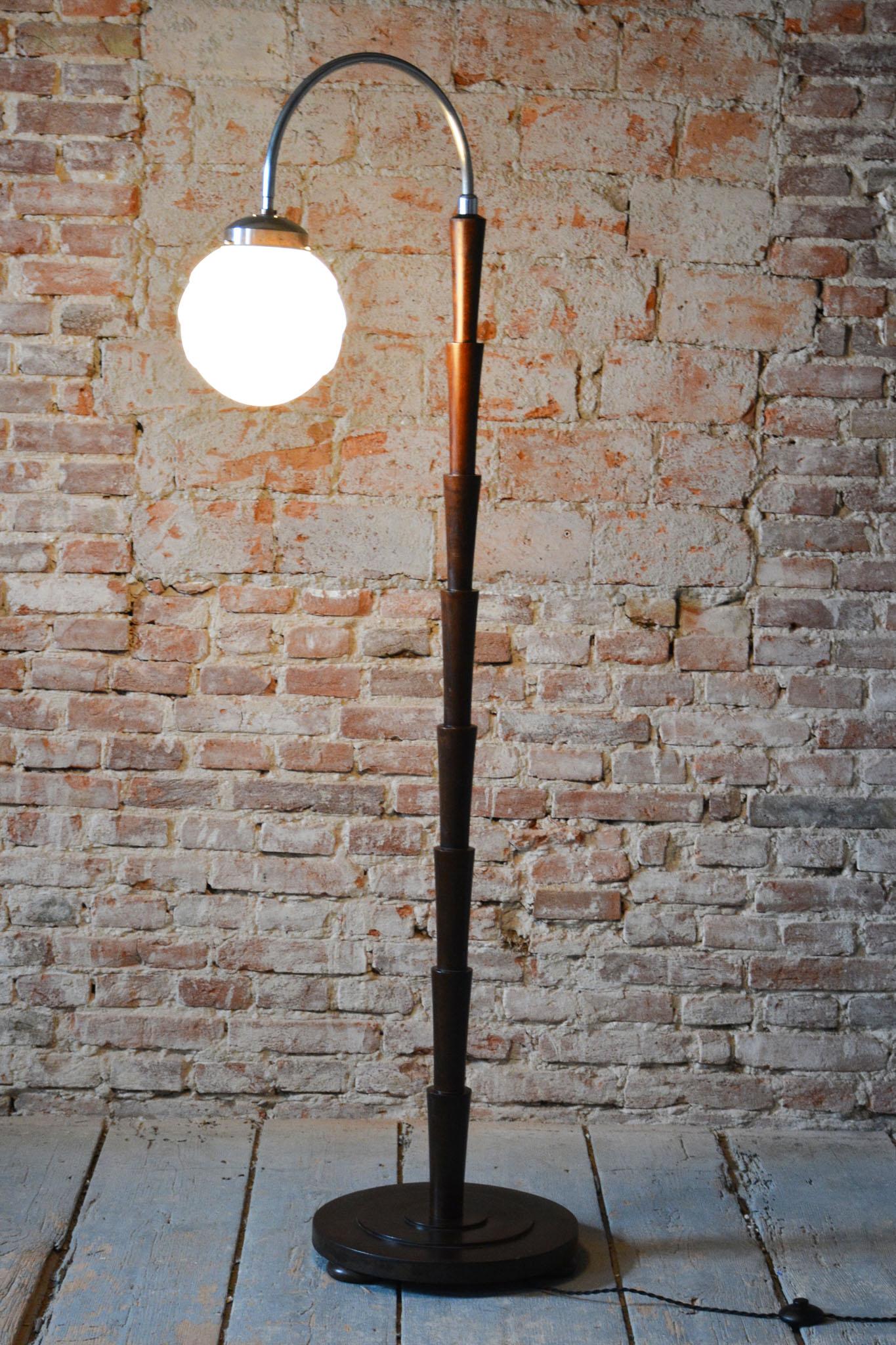 Restaurierte kubistische Stehlampe aus Buche, Chrom, Milchglas, neu verdrahtet, Tschechisch, 1920er Jahre im Angebot 1