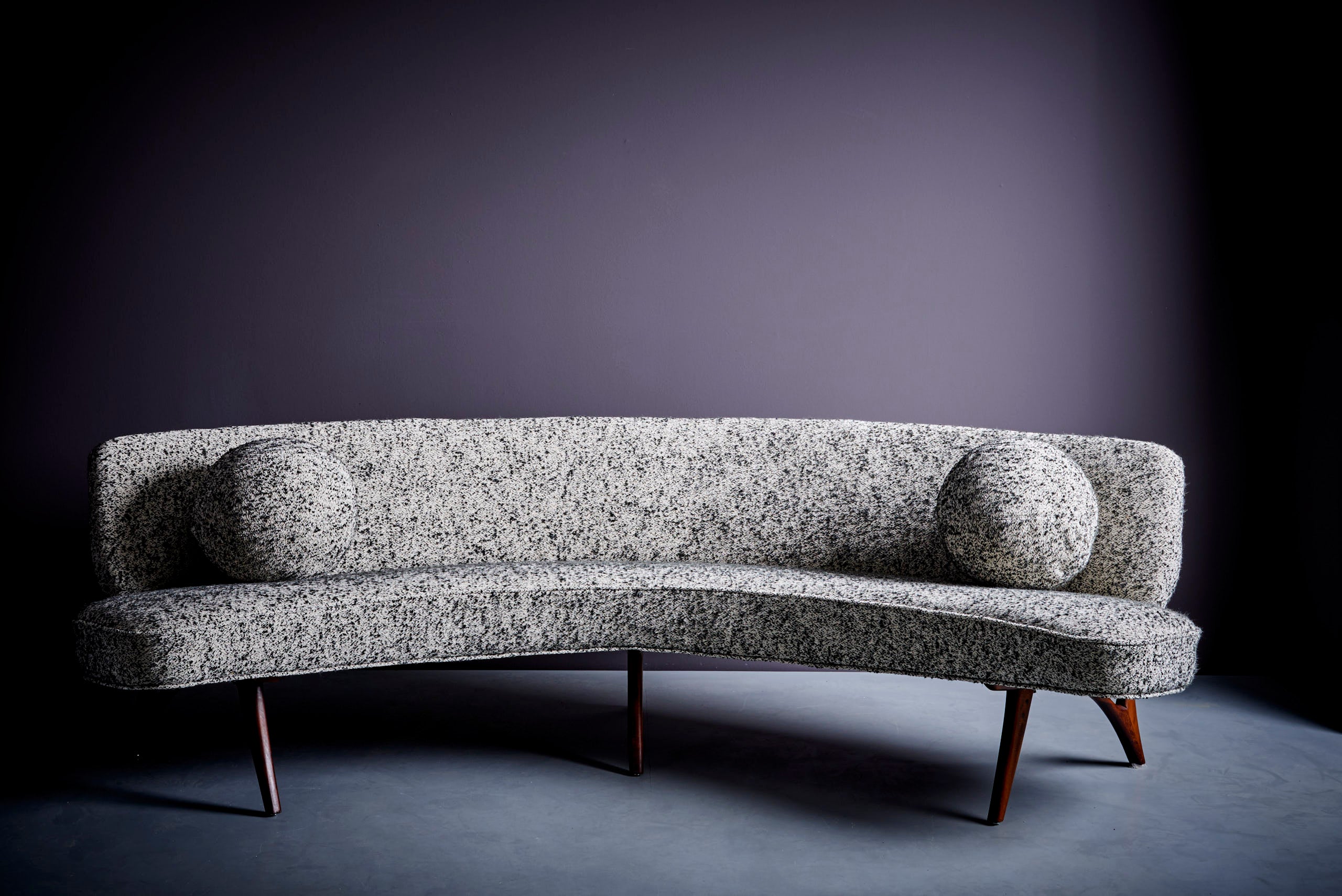 Restauriertes geschwungenes Sofa aus den 1950er Jahren mit skulpturalen Beinen in der Art von Vladimir Kagan (Moderne der Mitte des Jahrhunderts)