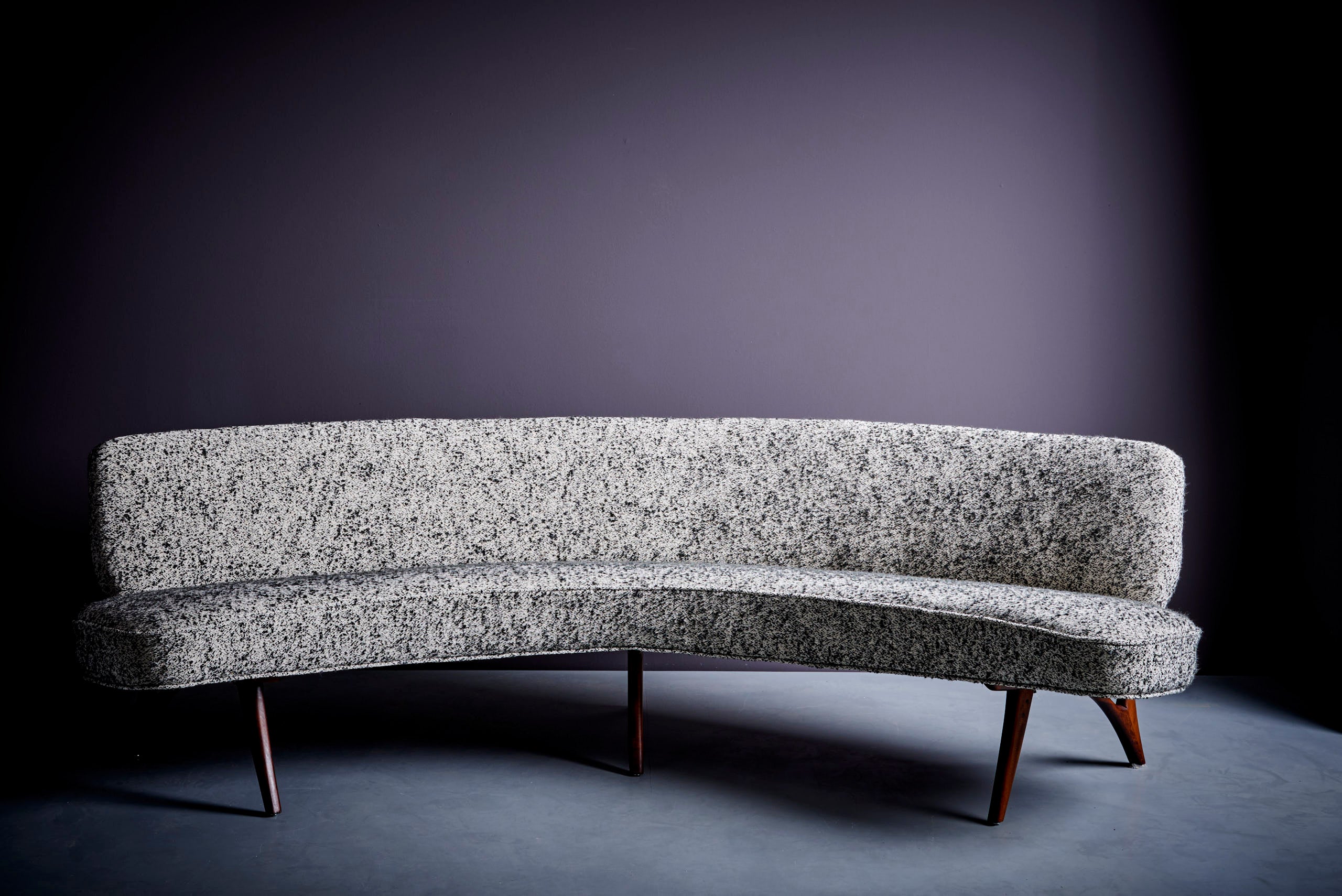 Restauriertes geschwungenes Sofa aus den 1950er Jahren mit skulpturalen Beinen in der Art von Vladimir Kagan im Zustand „Hervorragend“ in Berlin, DE
