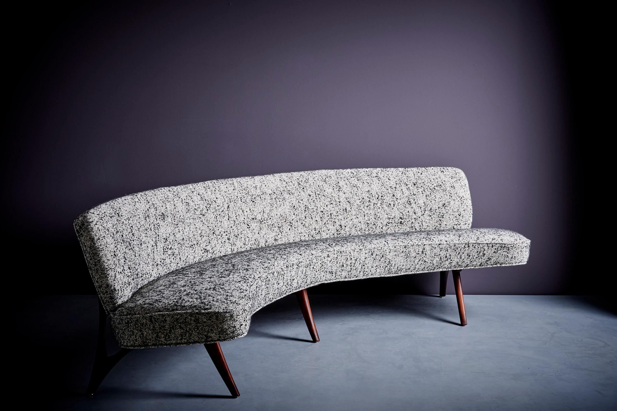Restauriertes geschwungenes Sofa aus den 1950er Jahren mit skulpturalen Beinen in der Art von Vladimir Kagan 3