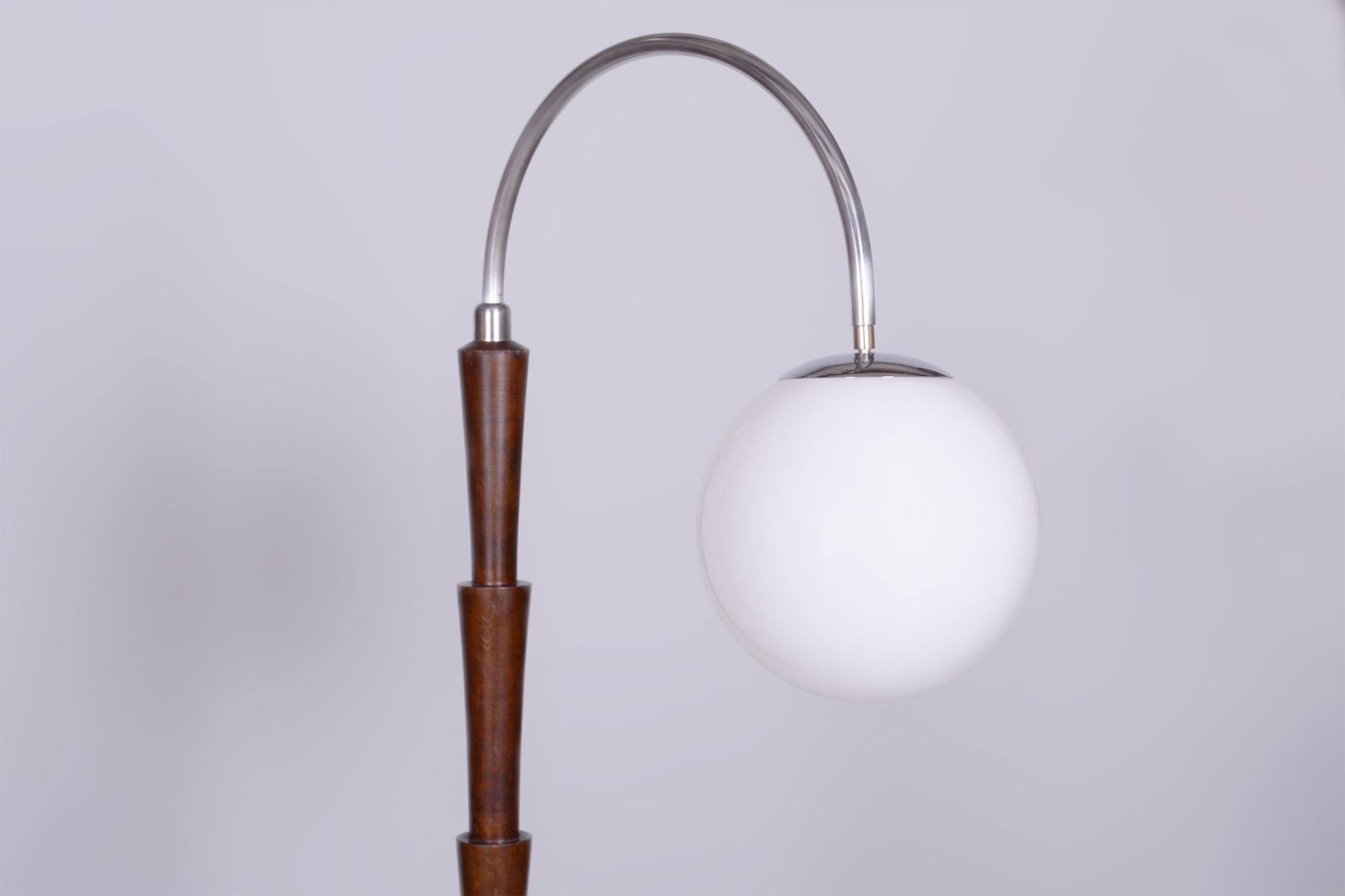Restored Czech Cubism Floor Lamp, Beech, Chrome-plated Steel, Czechia, 1920s For Sale 1