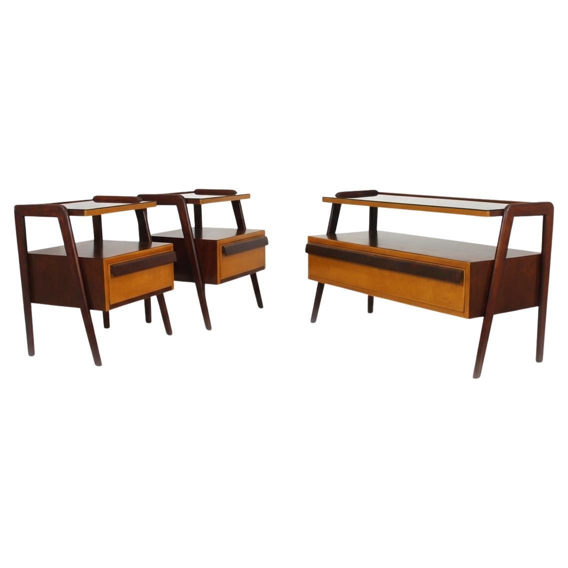 Tables de nuit en acajou tchèques du milieu du siècle restaurées + meuble bas de Jitona, 1960 en vente