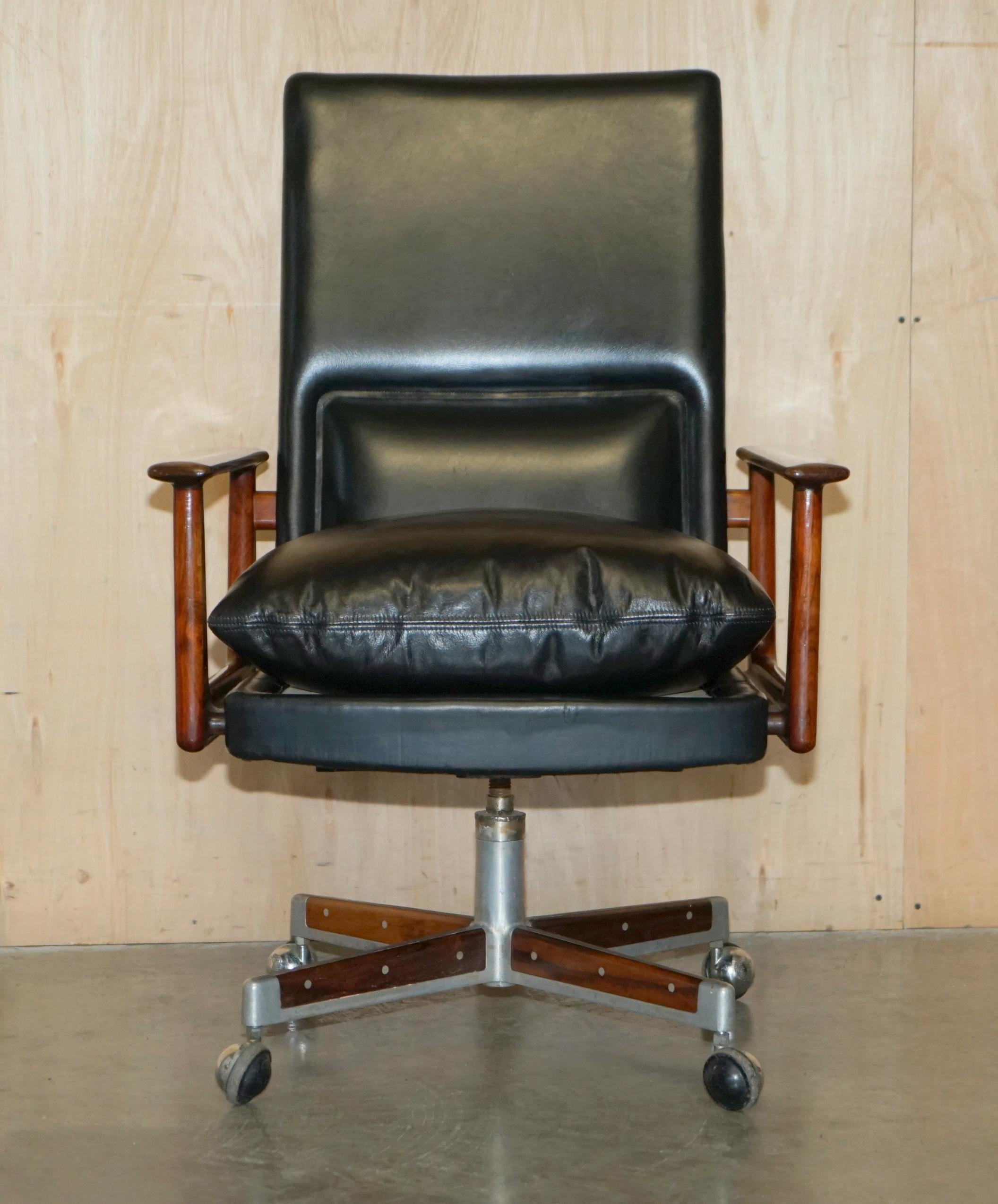 Royal House Antiques

Royal House Antiques a le plaisir d'offrir à la vente ce sublime fauteuil de bureau Arne Vodder, modèle 419 pour Sibast, entièrement restauré. Ce fauteuil de bureau à haut dossier en cuir noir et à structure en bois dur est le