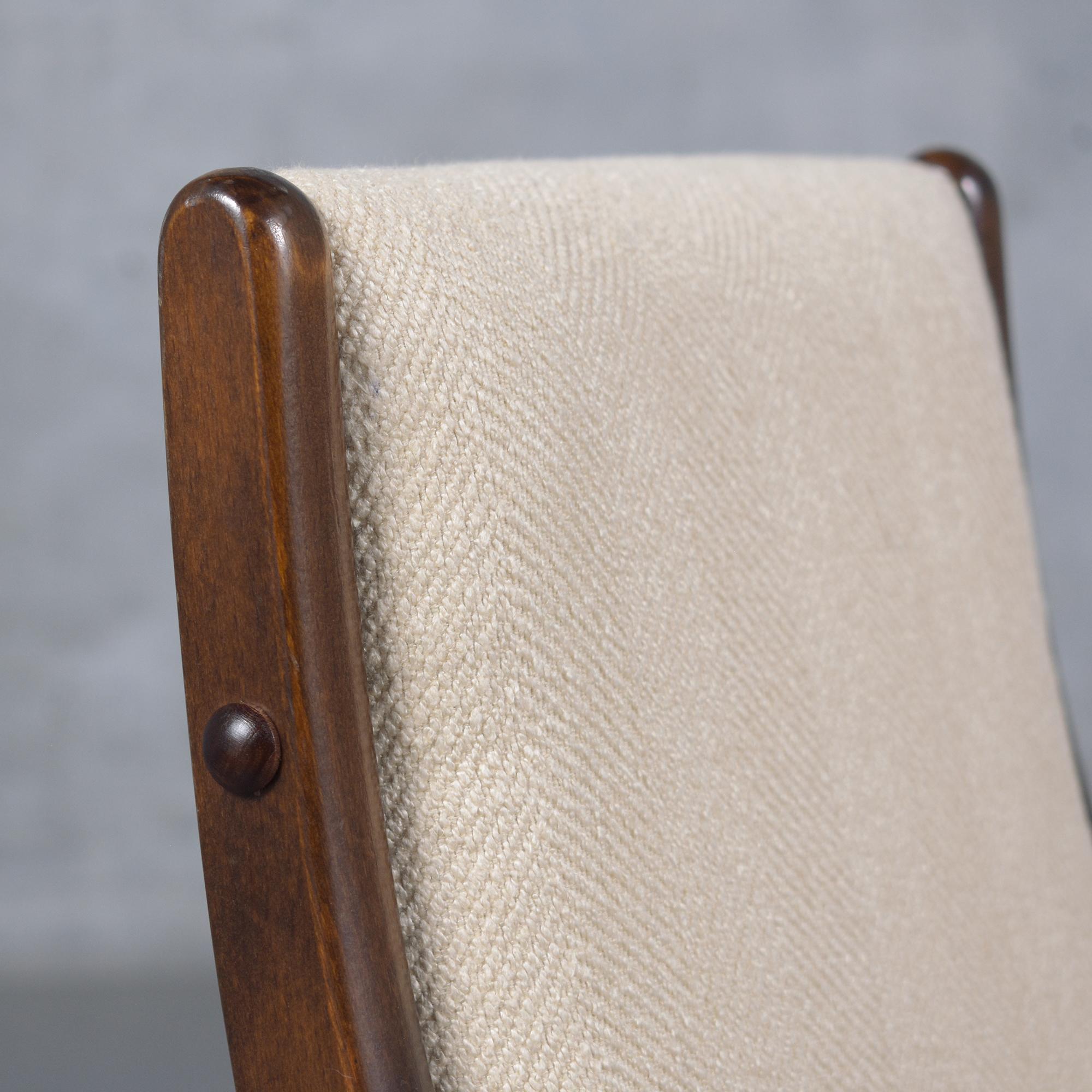 Chaises de salle à manger danoises modernes restaurées en teck avec revêtement en chenille ivoire en vente 2