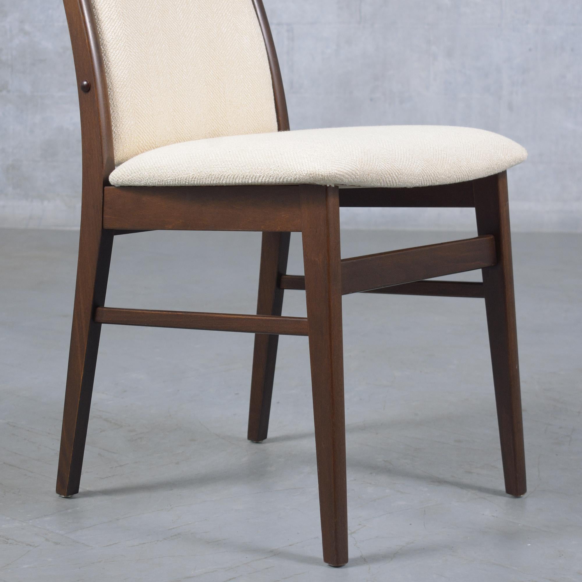 Chaises de salle à manger danoises modernes restaurées en teck avec revêtement en chenille ivoire en vente 3