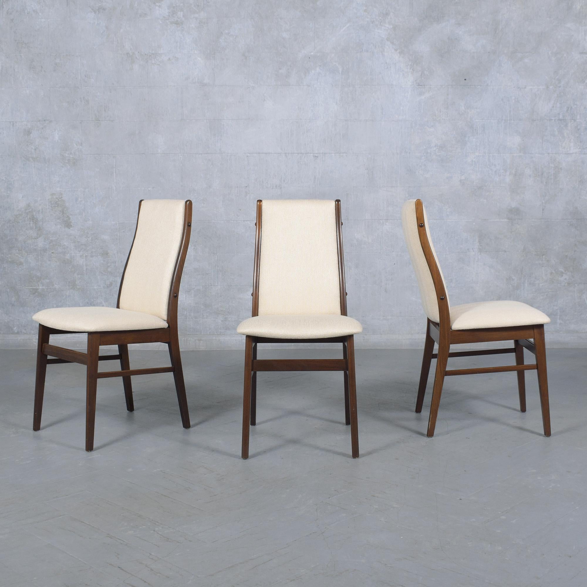 Mid-Century Modern Chaises de salle à manger danoises modernes restaurées en teck avec revêtement en chenille ivoire en vente