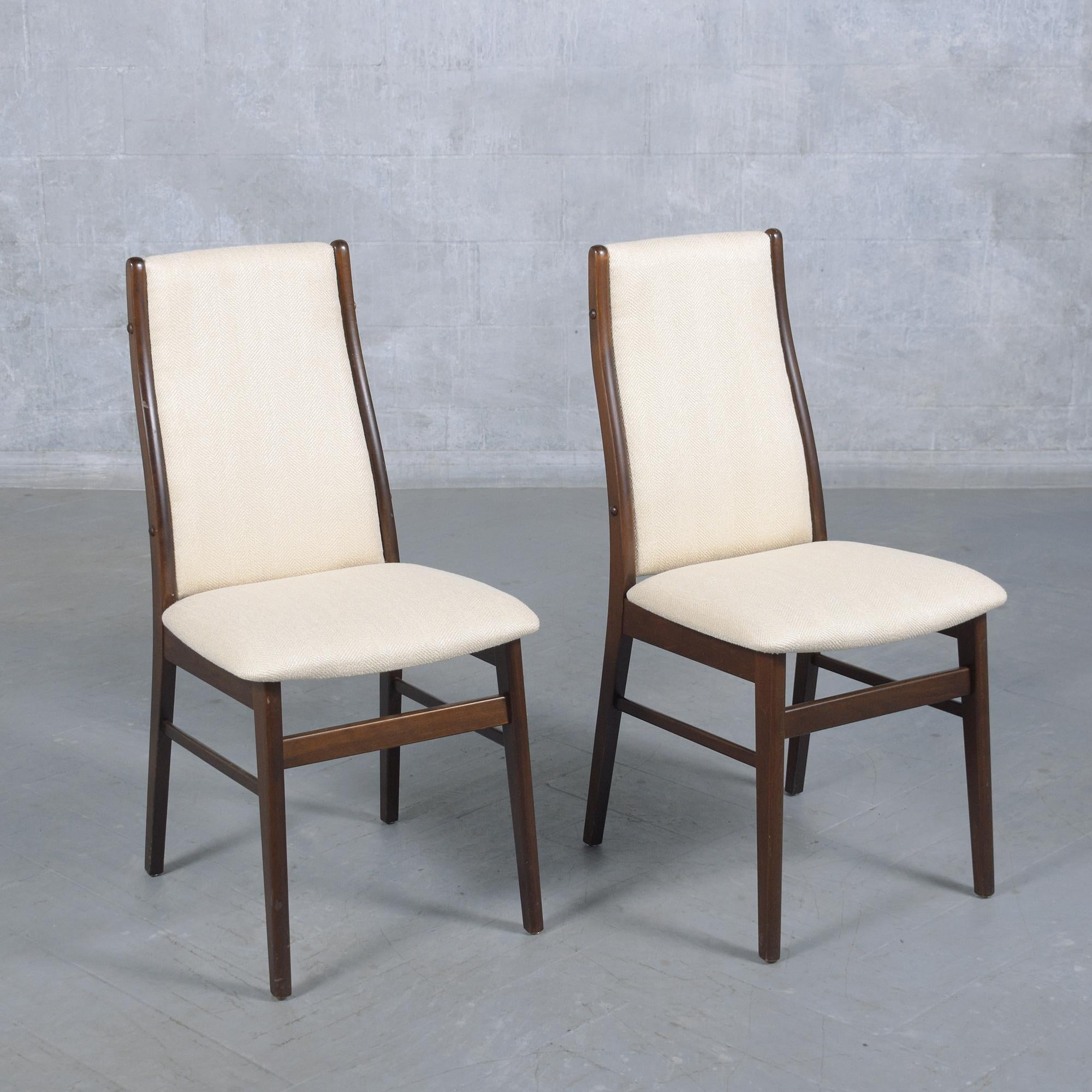 Tissu Chaises de salle à manger danoises modernes restaurées en teck avec revêtement en chenille ivoire en vente