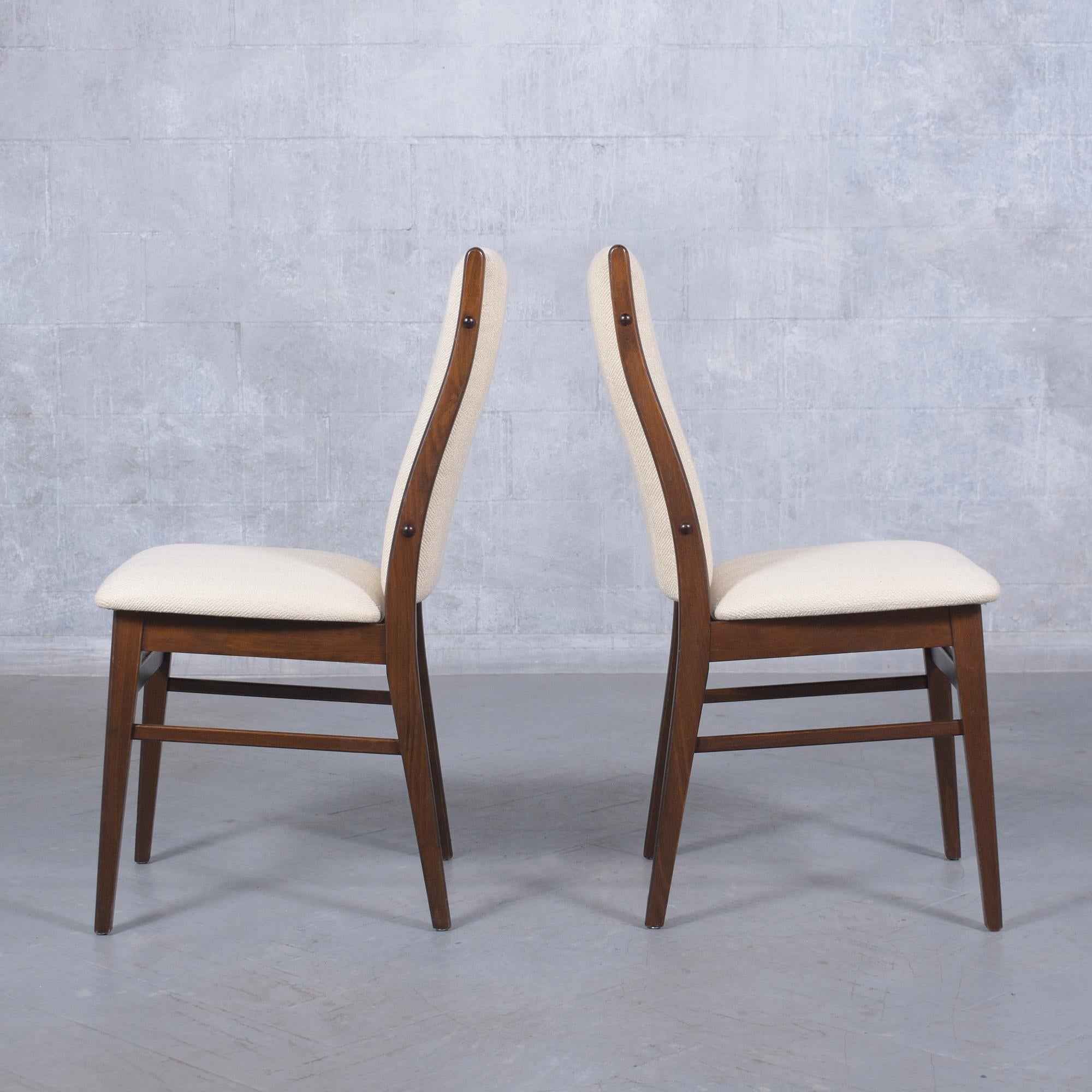 Chaises de salle à manger danoises modernes restaurées en teck avec revêtement en chenille ivoire en vente 4