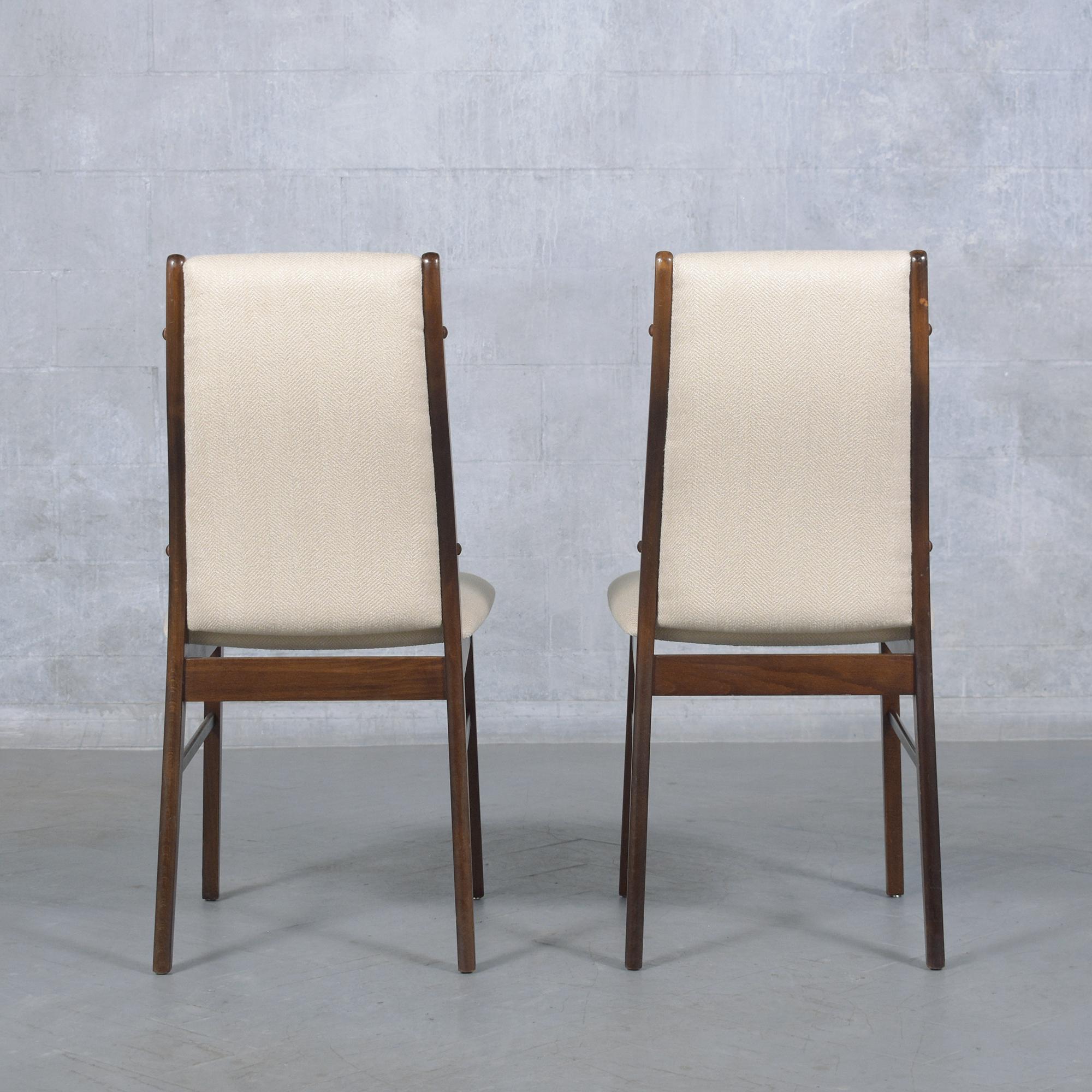 Chaises de salle à manger danoises modernes restaurées en teck avec revêtement en chenille ivoire en vente 5