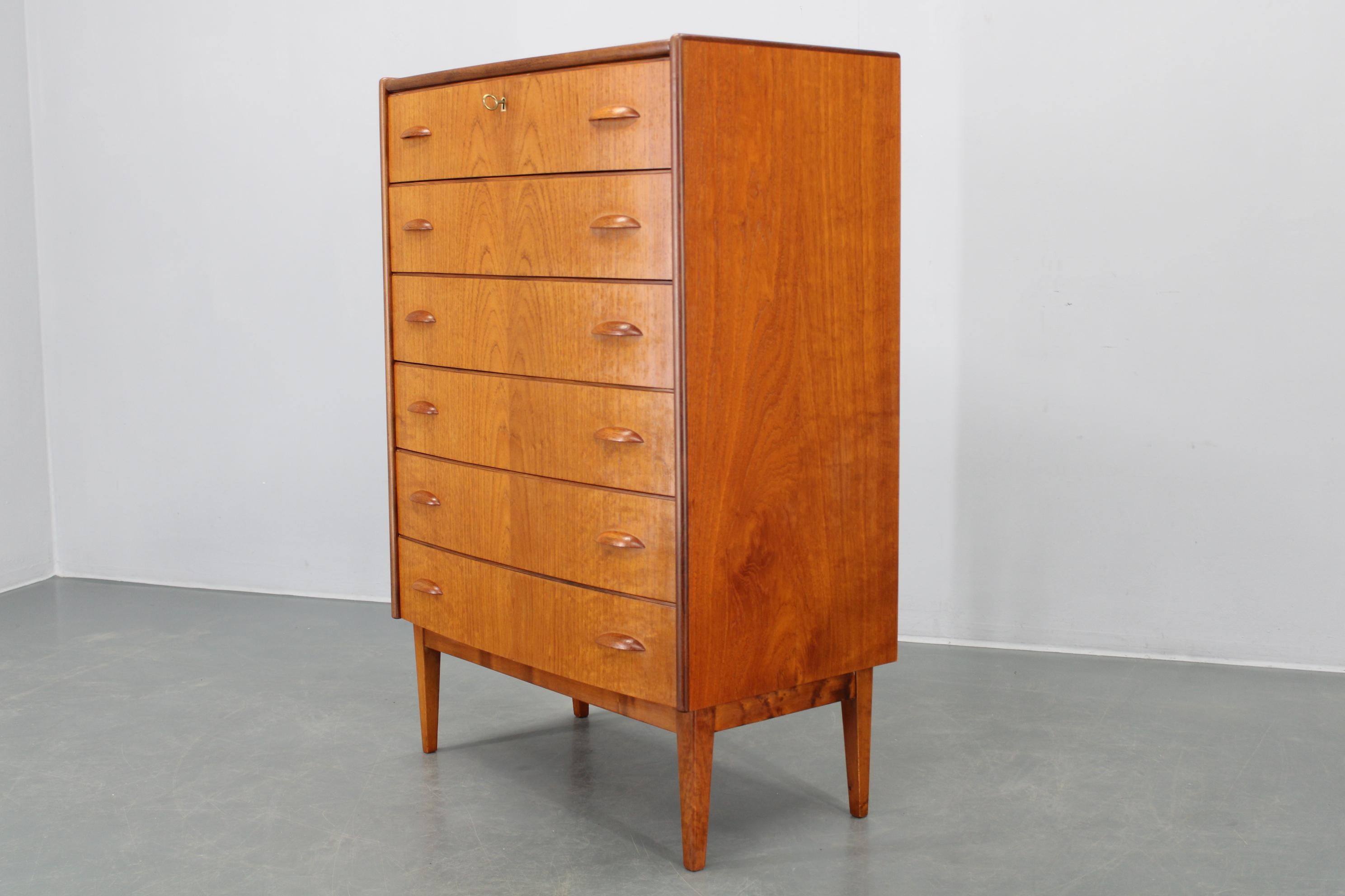 Cassettiera danese in teak restaurata, anni '60 - Mid-Century Modern Scandinavian In condizioni buone a Praha, CZ