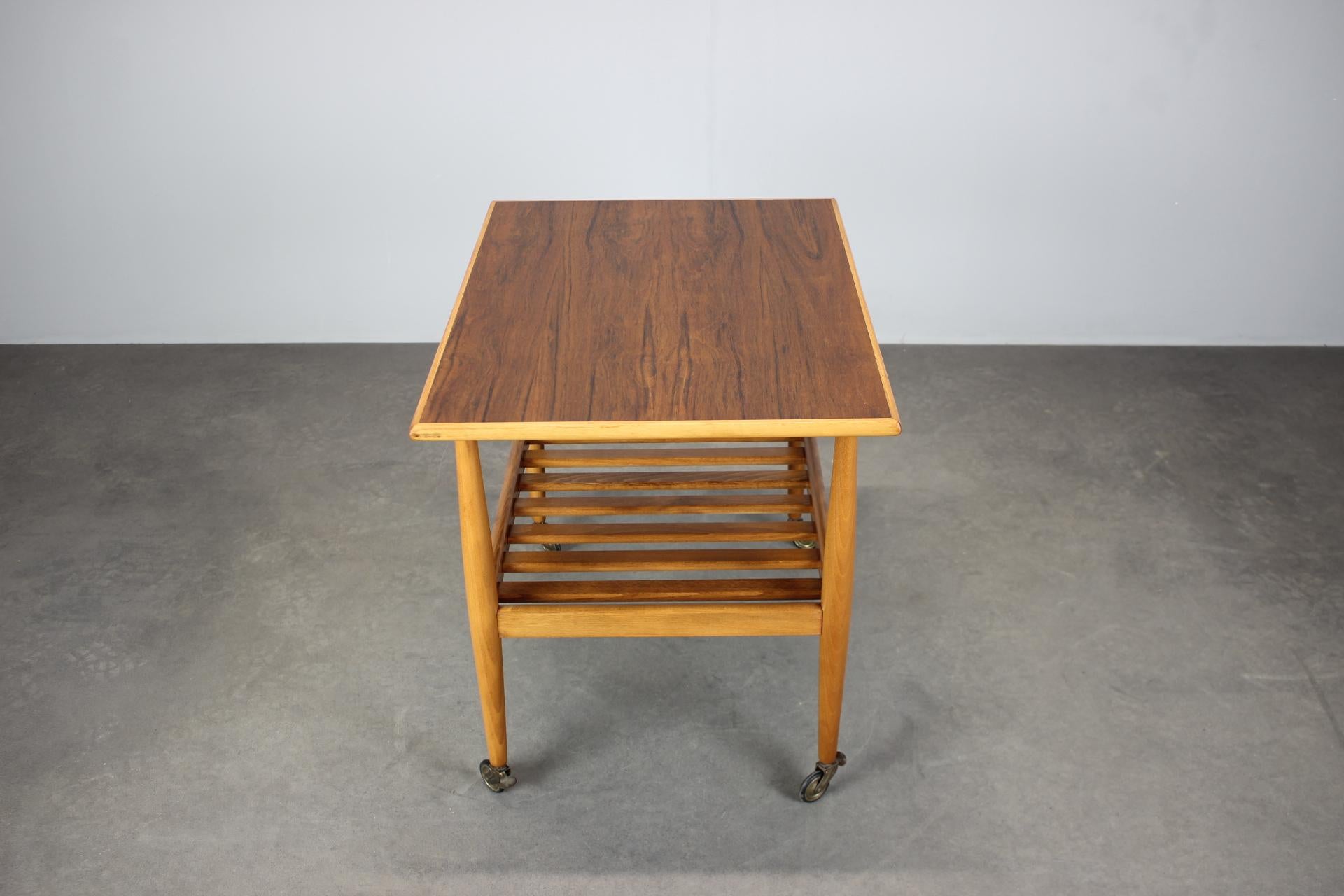 Mesa rodante danesa de teca restaurada con estante, años 60 Moderno de mediados de siglo en venta