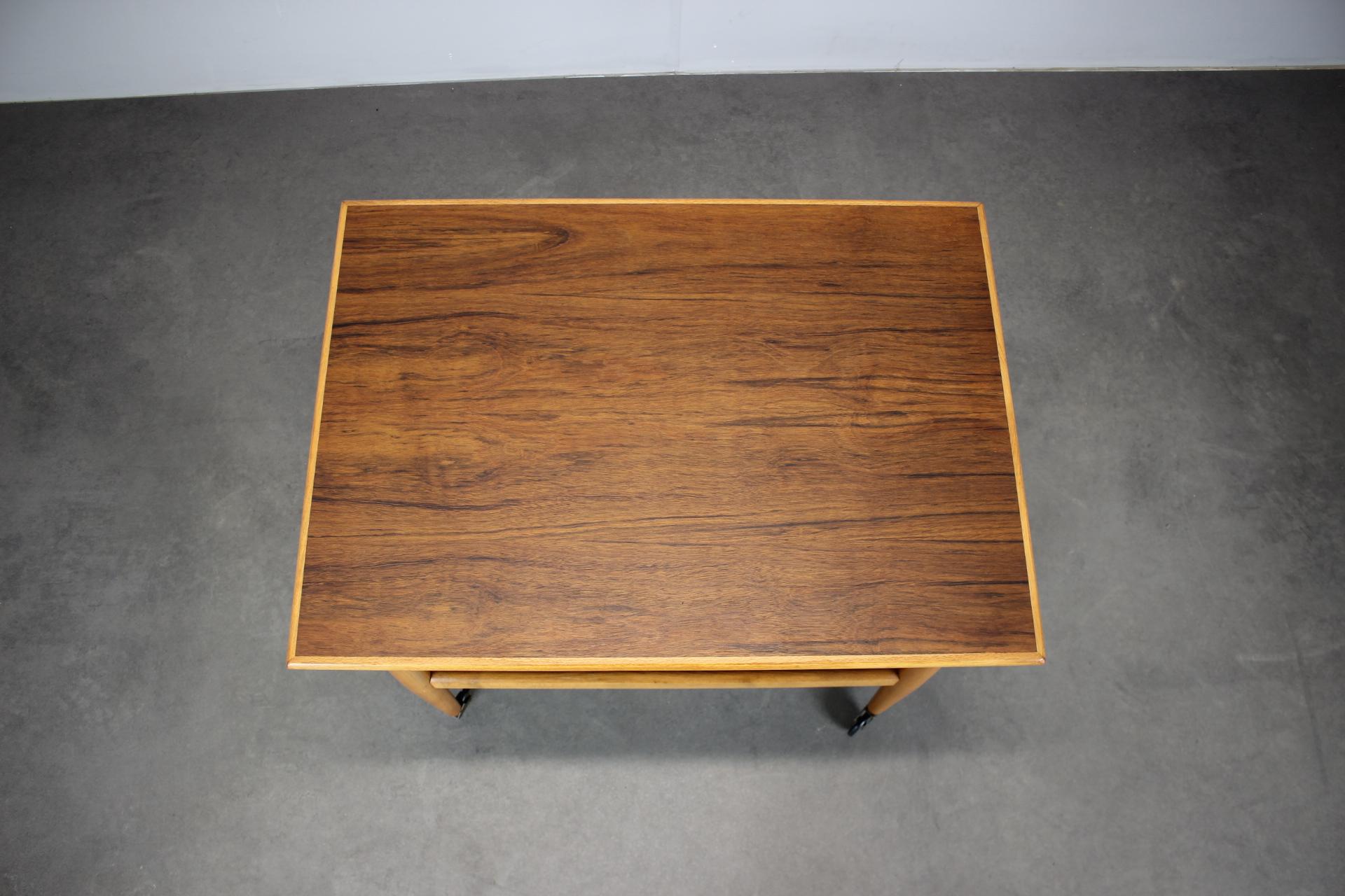 Mesa rodante danesa de teca restaurada con estante, años 60 en Bueno estado para la venta en Praha, CZ