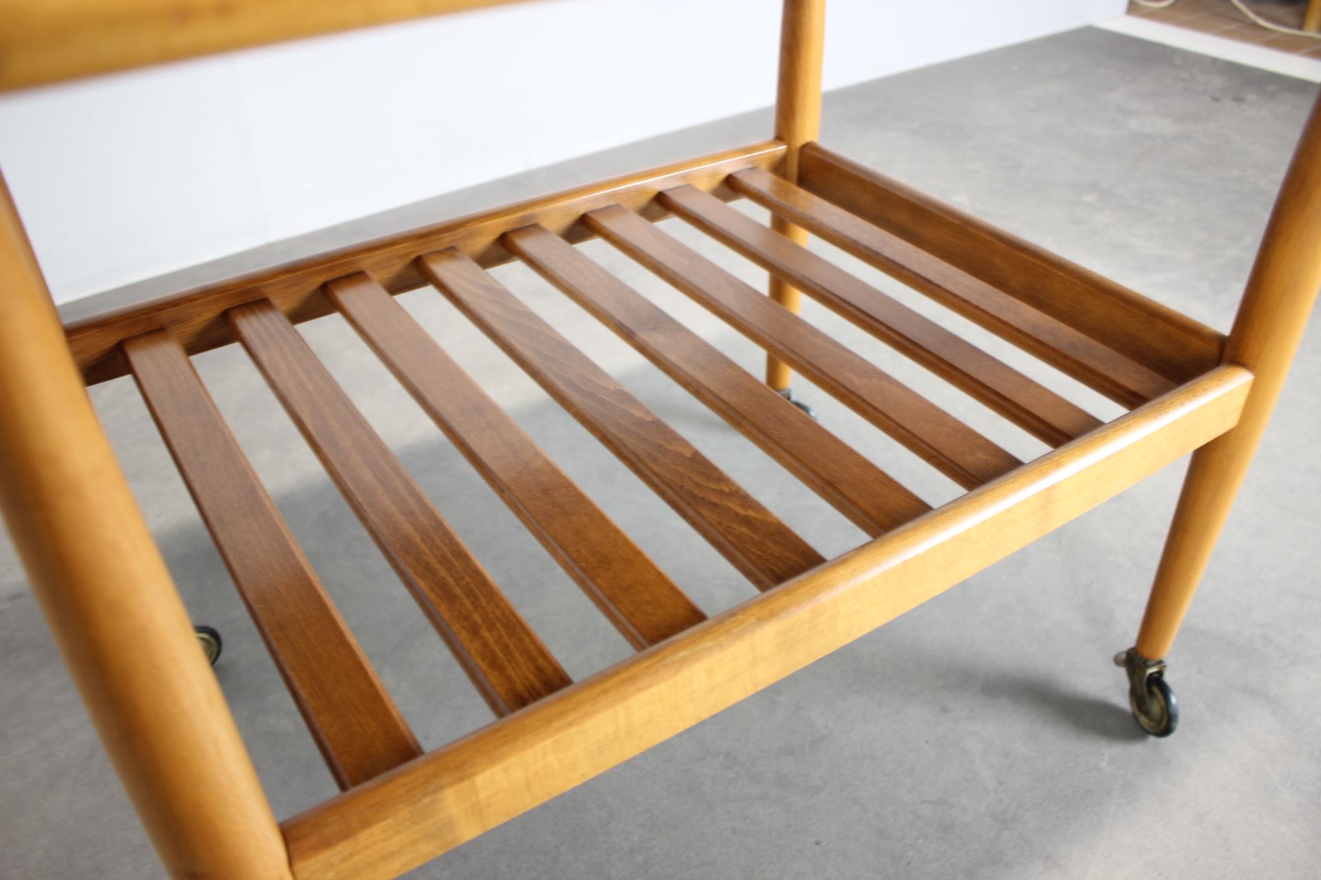 Mesa rodante danesa de teca restaurada con estante, años 60 Madera en venta