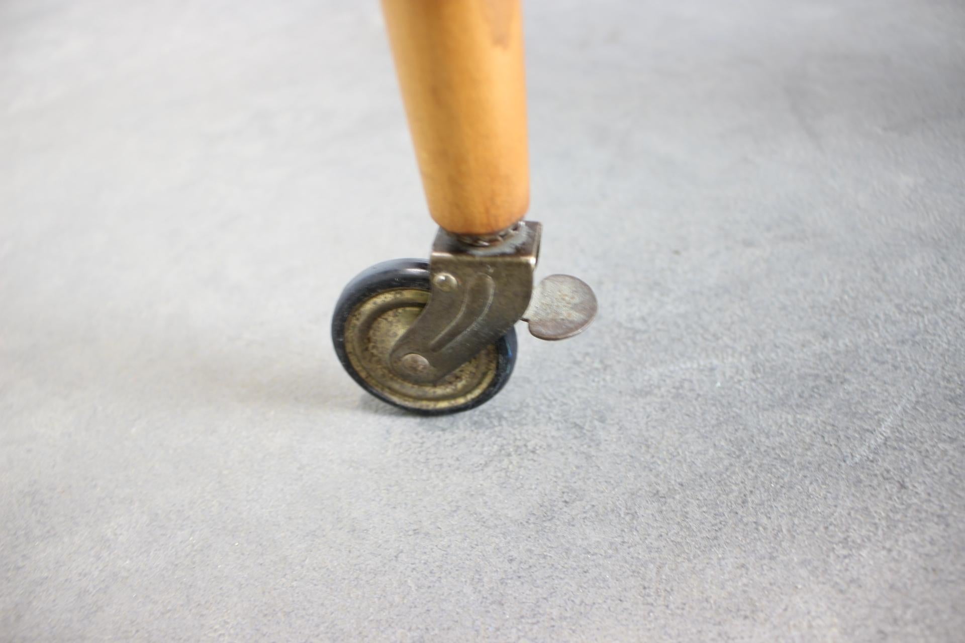 Mesa rodante danesa de teca restaurada con estante, años 60 en venta 1