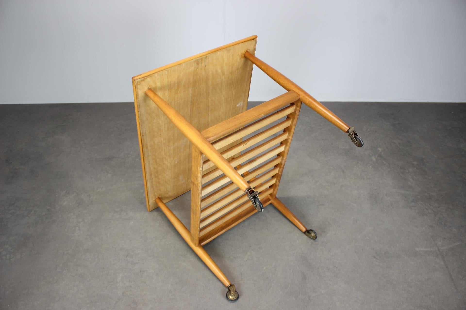 Mesa rodante danesa de teca restaurada con estante, años 60 en venta 2