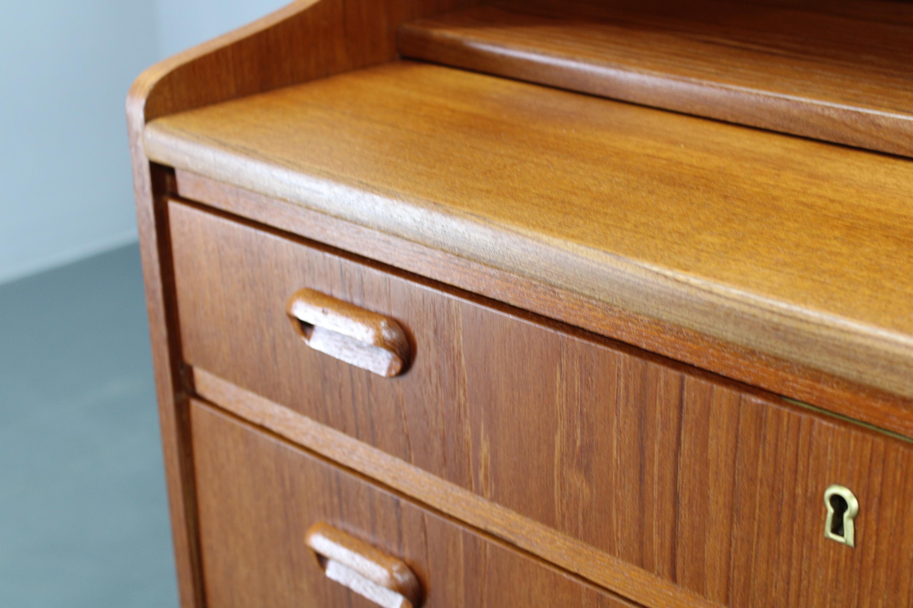 Mobile scrittoio/guardaroba in teak danese restaurato con specchio e scrivania estraibile, anni '60 in vendita 3