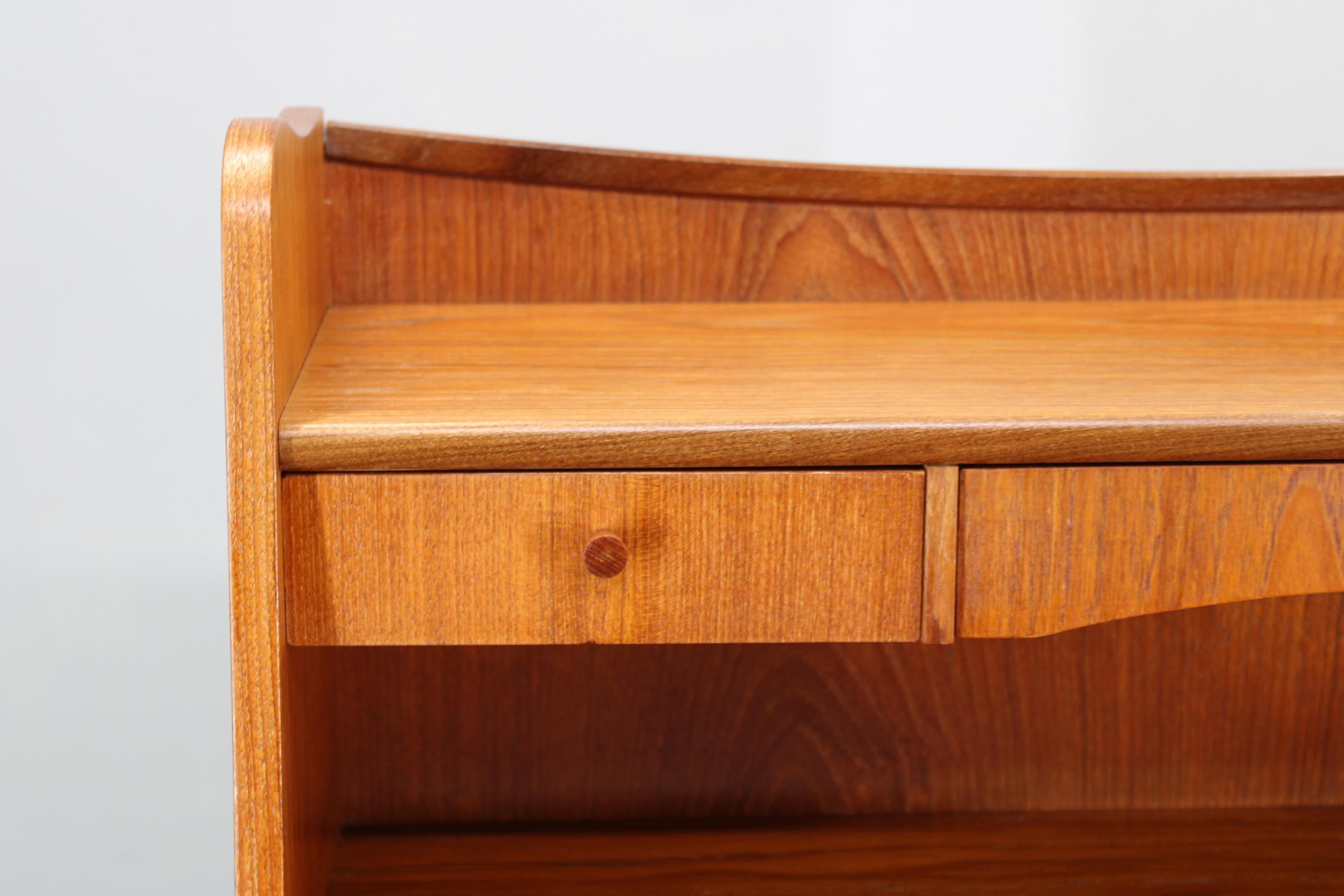 Mobile scrittoio/guardaroba in teak danese restaurato con specchio e scrivania estraibile, anni '60 in vendita 4