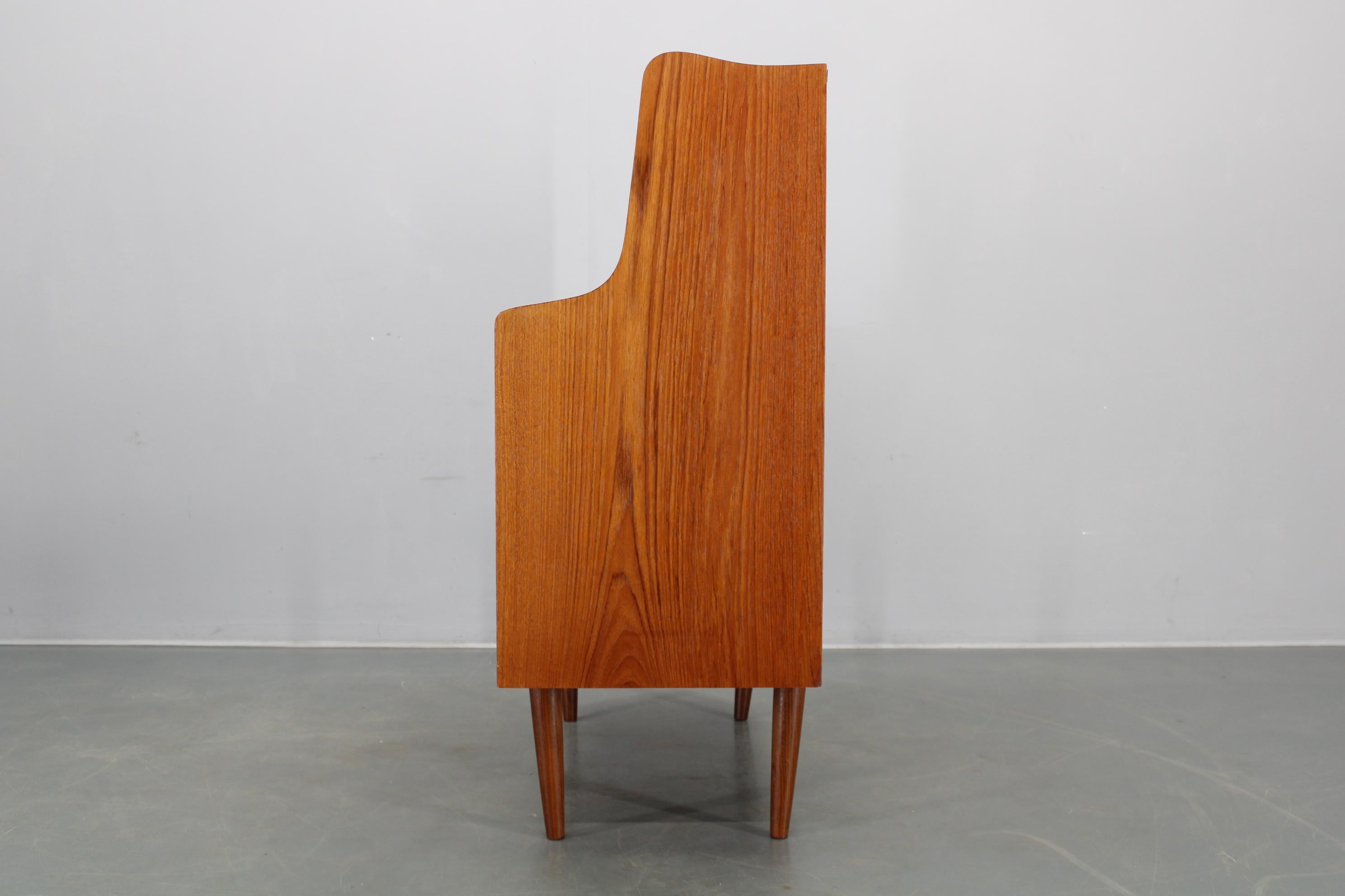 Mobile scrittoio/guardaroba in teak danese restaurato con specchio e scrivania estraibile, anni '60 in vendita 5