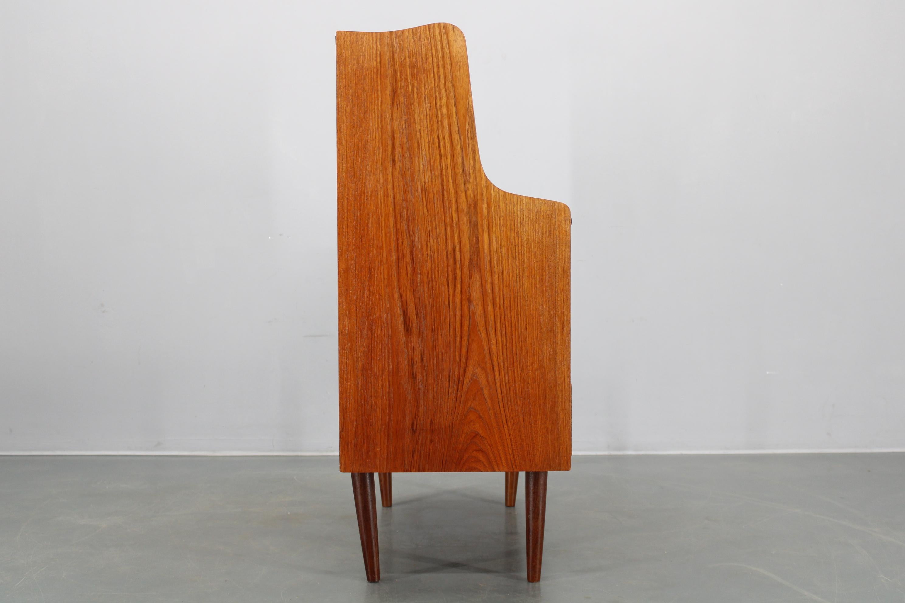 Mobile scrittoio/guardaroba in teak danese restaurato con specchio e scrivania estraibile, anni '60 in vendita 7