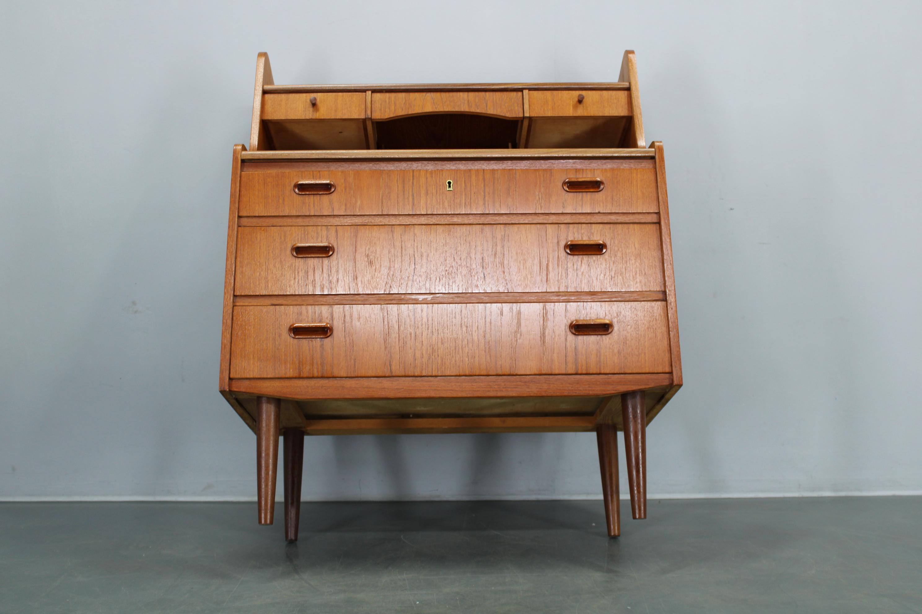 Mobile scrittoio/guardaroba in teak danese restaurato con specchio e scrivania estraibile, anni '60 in vendita 8