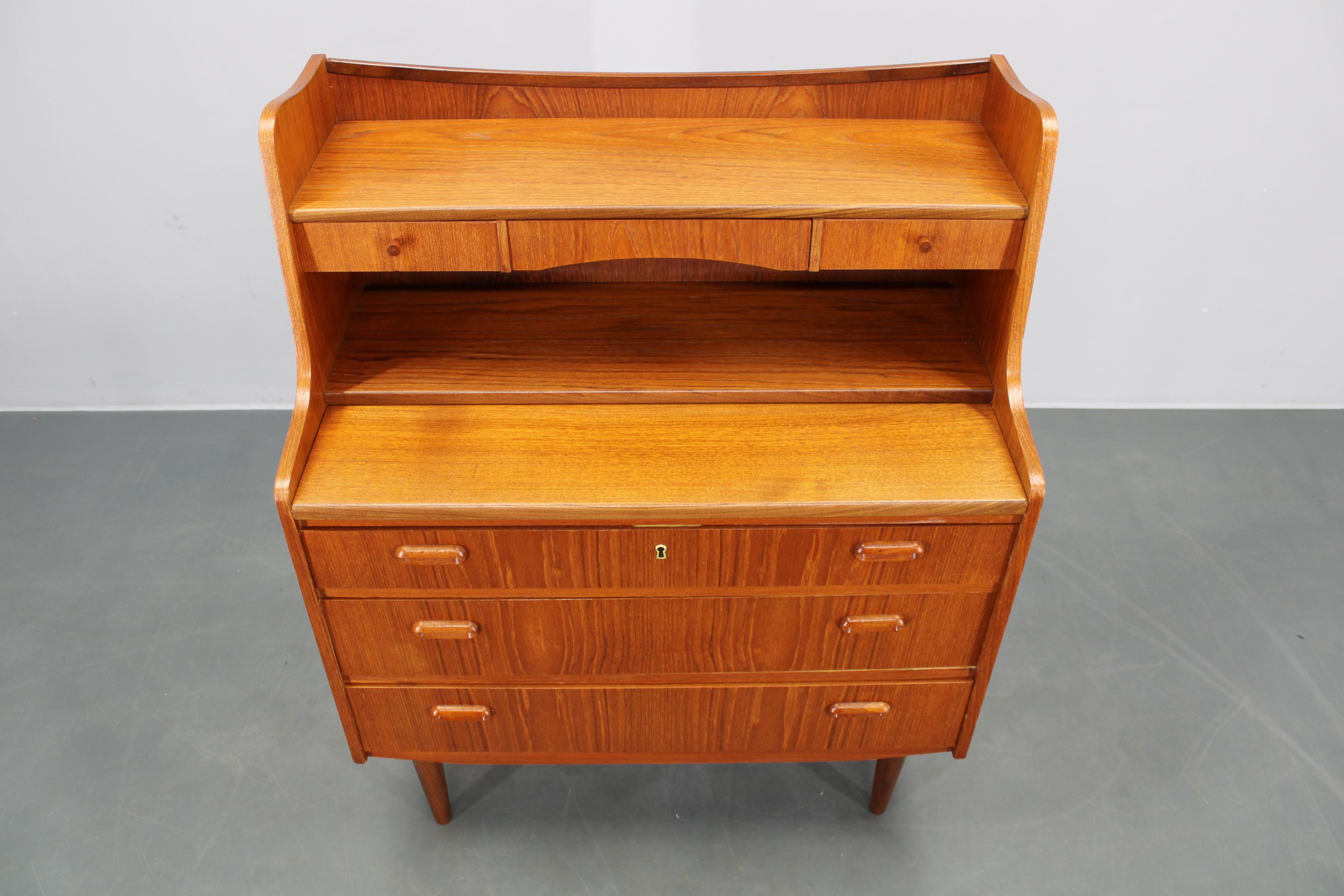 Art Déco Mobile scrittoio/guardaroba in teak danese restaurato con specchio e scrivania estraibile, anni '60 in vendita