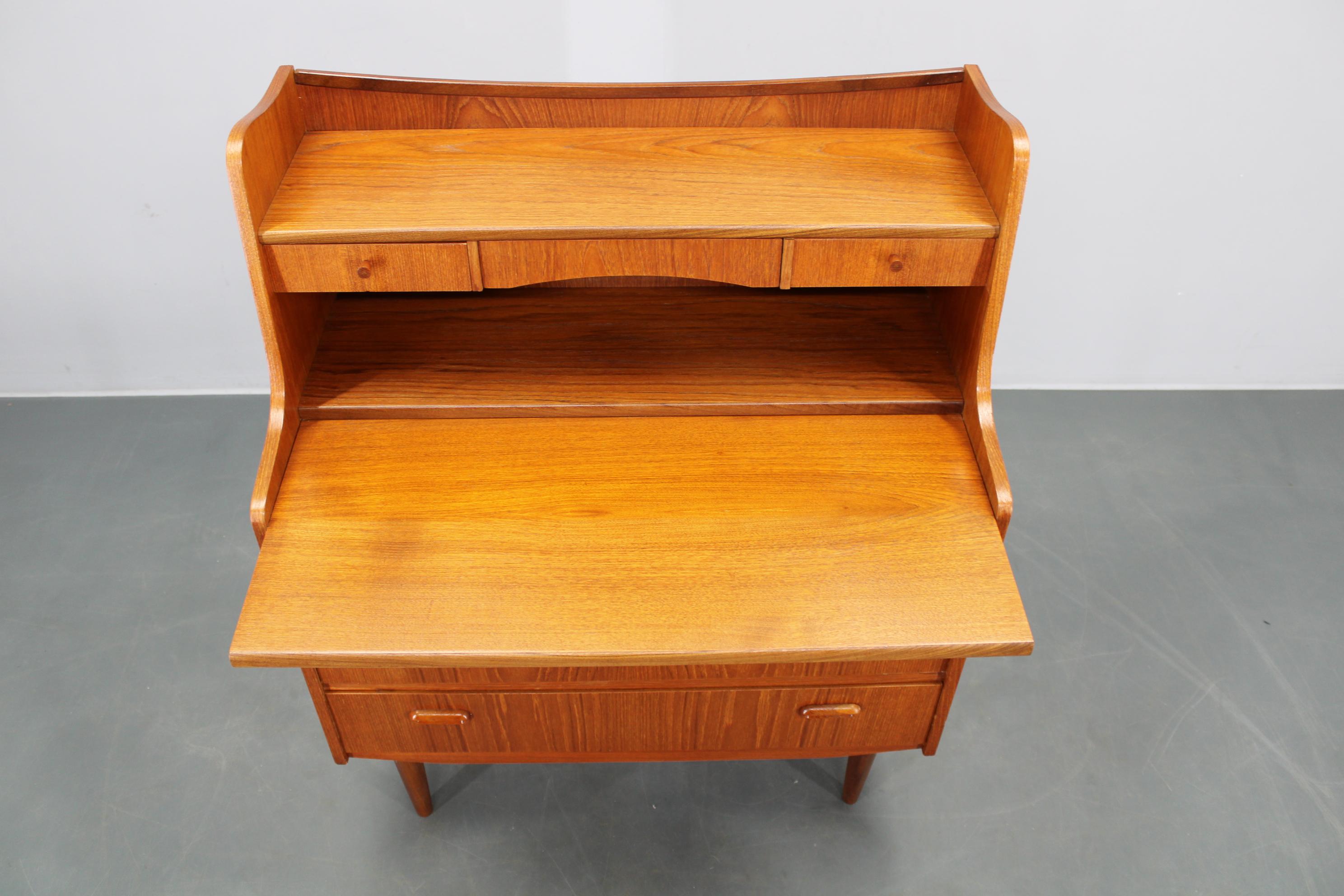 Danese Mobile scrittoio/guardaroba in teak danese restaurato con specchio e scrivania estraibile, anni '60 in vendita