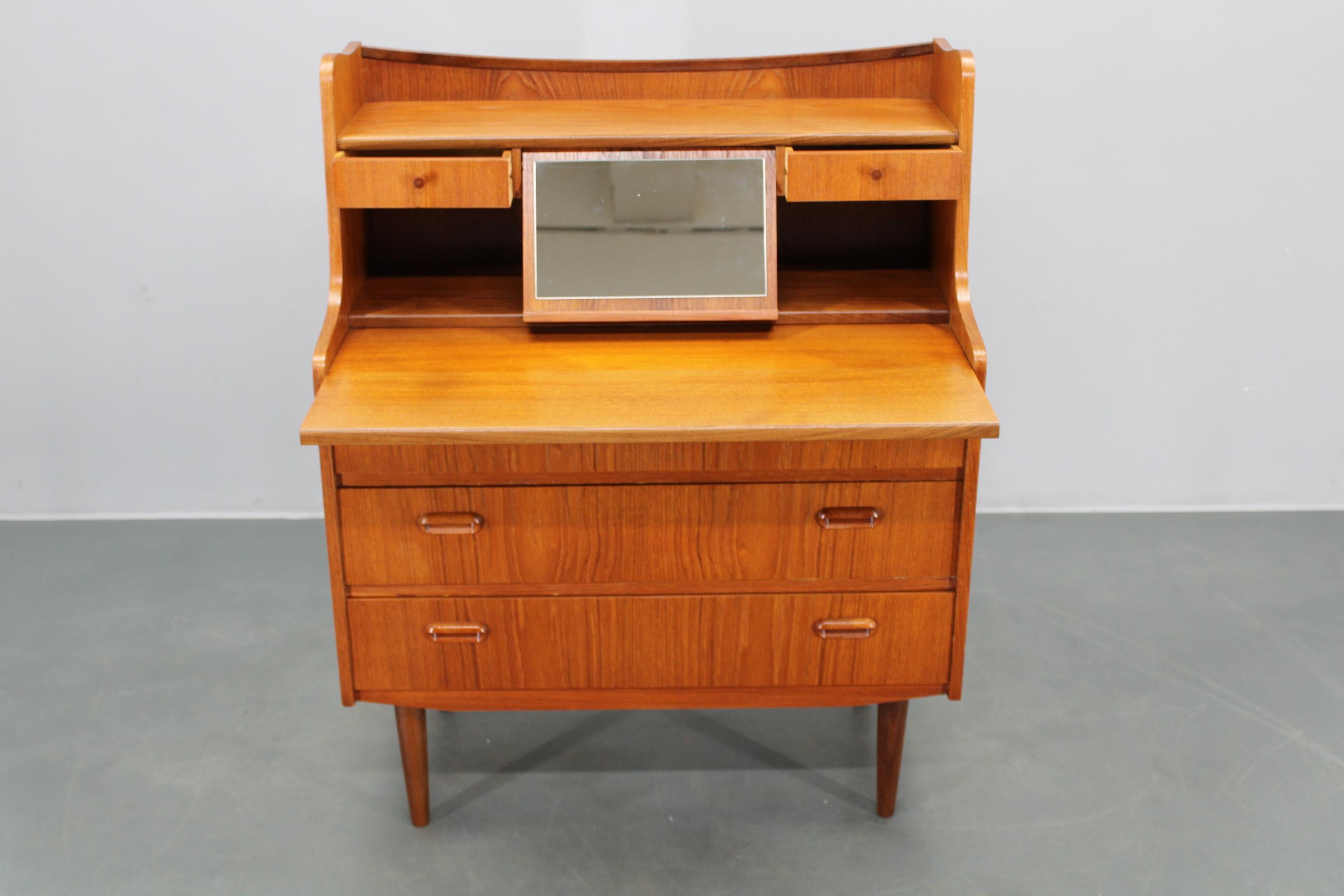 A olio Mobile scrittoio/guardaroba in teak danese restaurato con specchio e scrivania estraibile, anni '60 in vendita