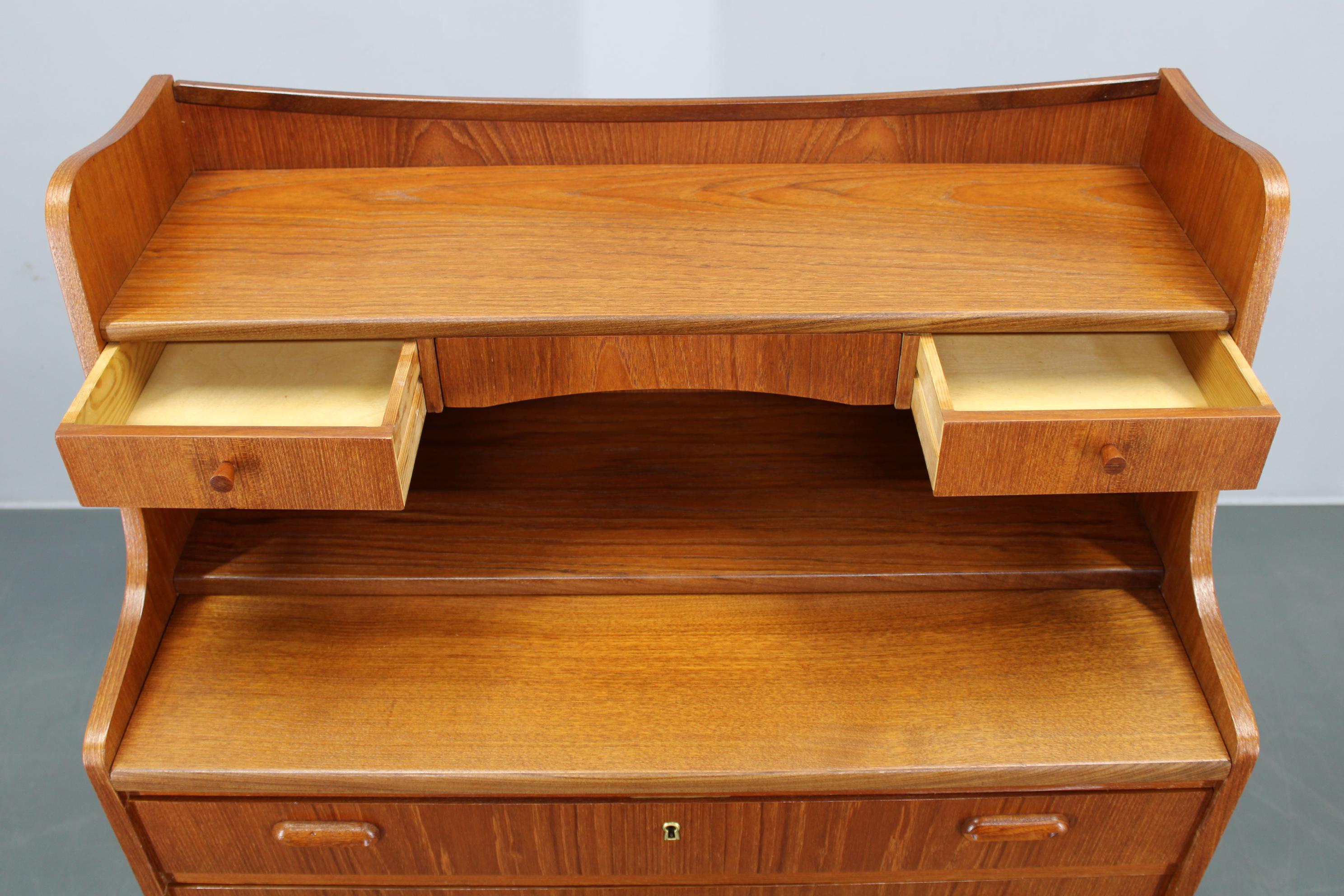 Mobile scrittoio/guardaroba in teak danese restaurato con specchio e scrivania estraibile, anni '60 In condizioni buone in vendita a Praha, CZ