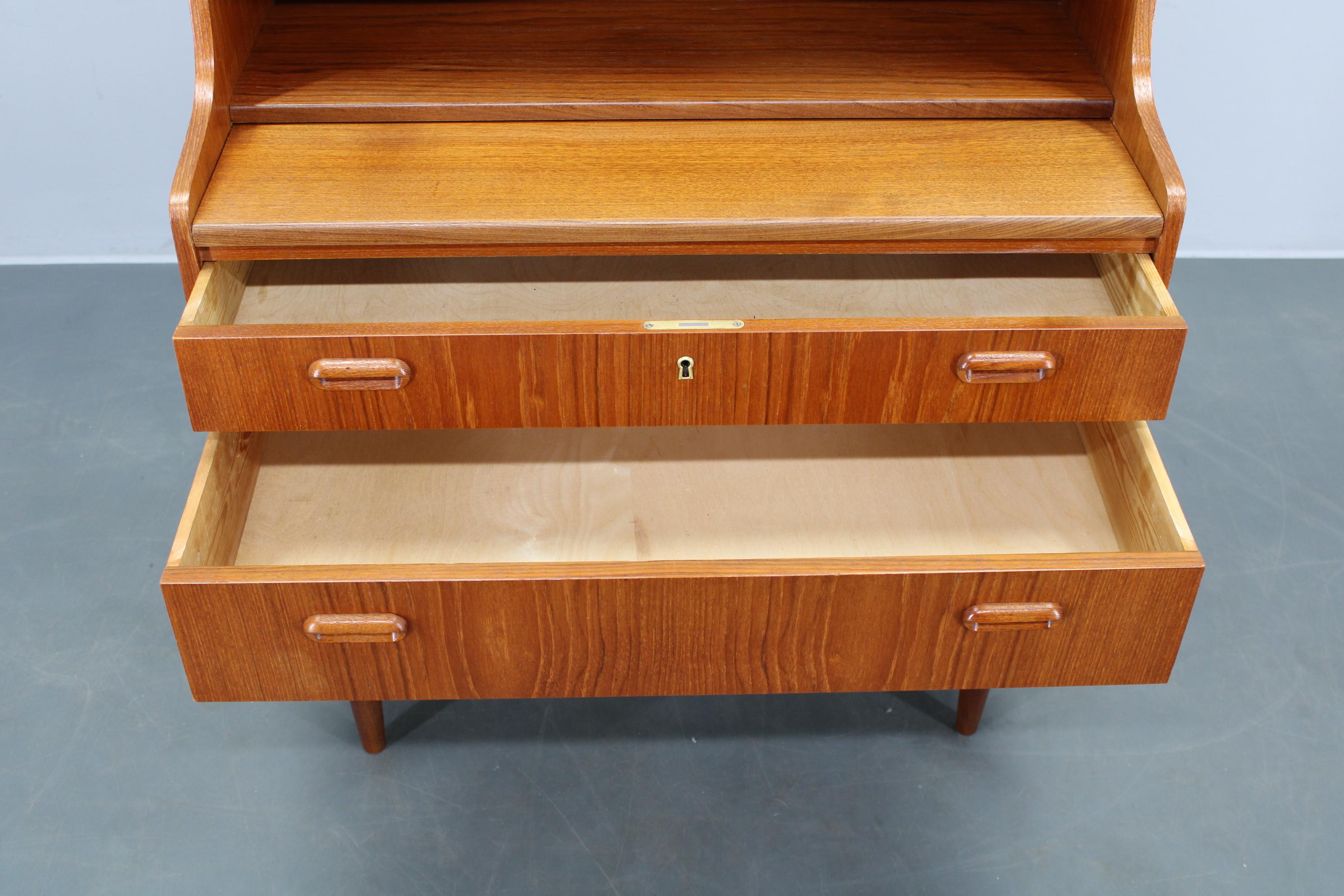 Metà XX secolo Mobile scrittoio/guardaroba in teak danese restaurato con specchio e scrivania estraibile, anni '60 in vendita