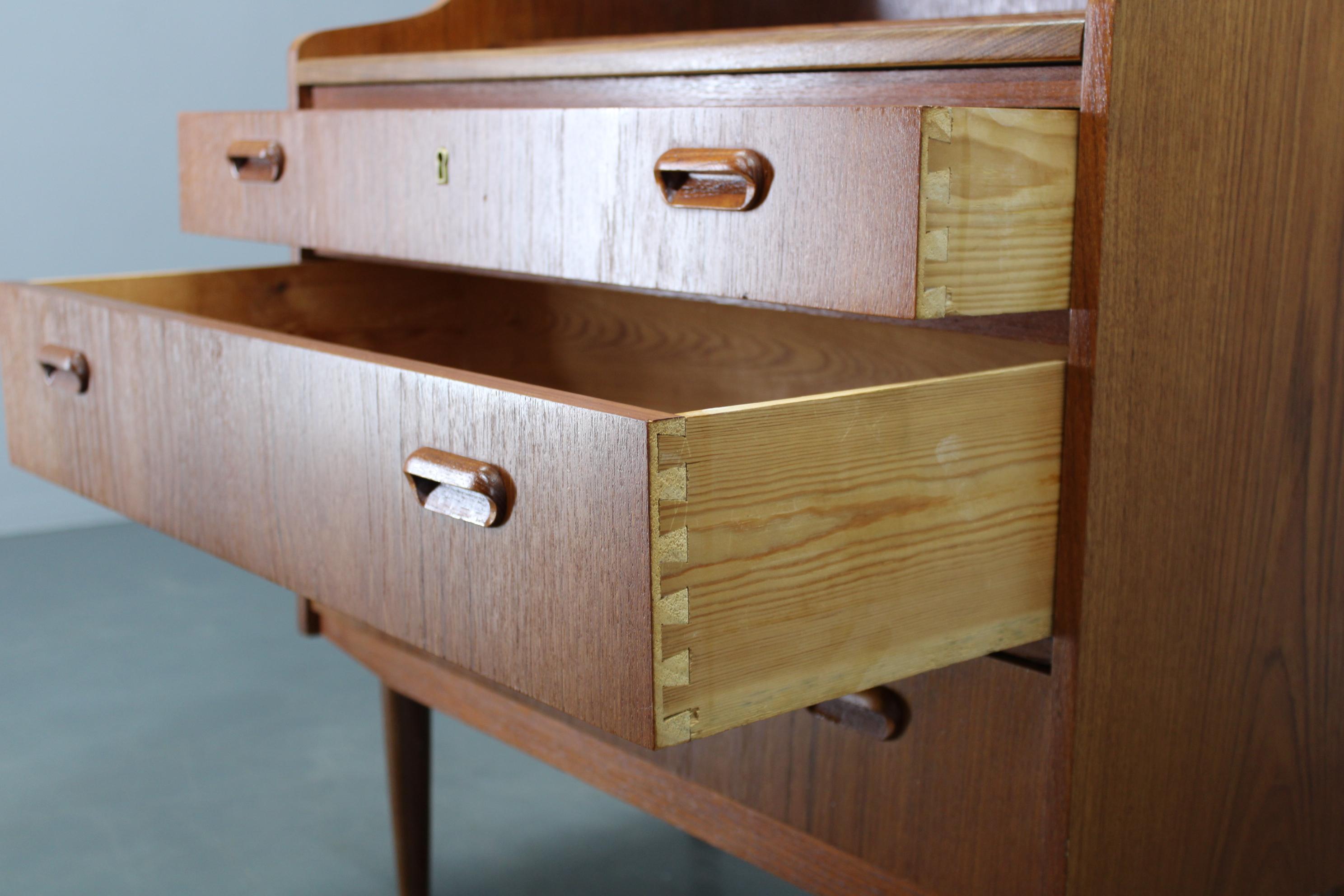 Teak Mobile scrittoio/guardaroba in teak danese restaurato con specchio e scrivania estraibile, anni '60 in vendita