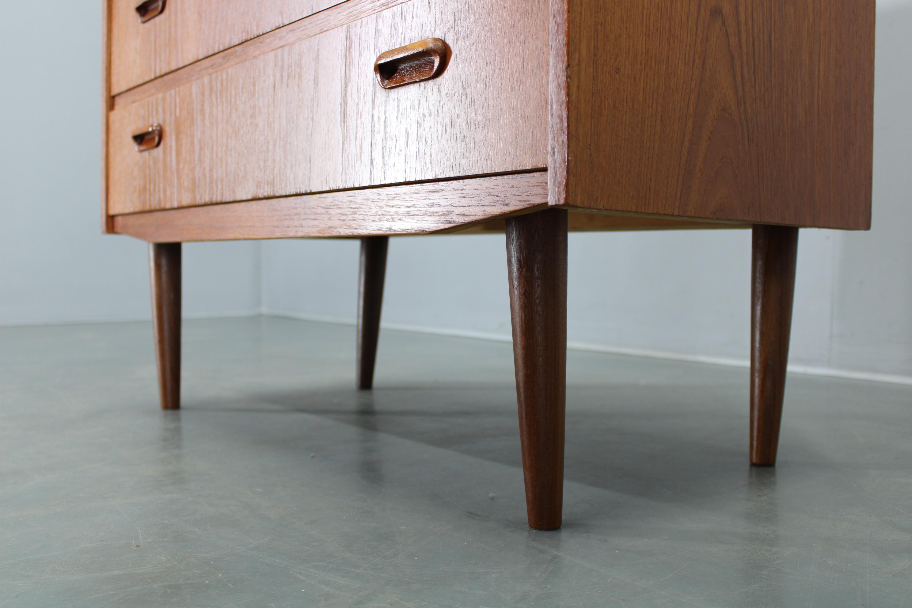 Mobile scrittoio/guardaroba in teak danese restaurato con specchio e scrivania estraibile, anni '60 in vendita 1