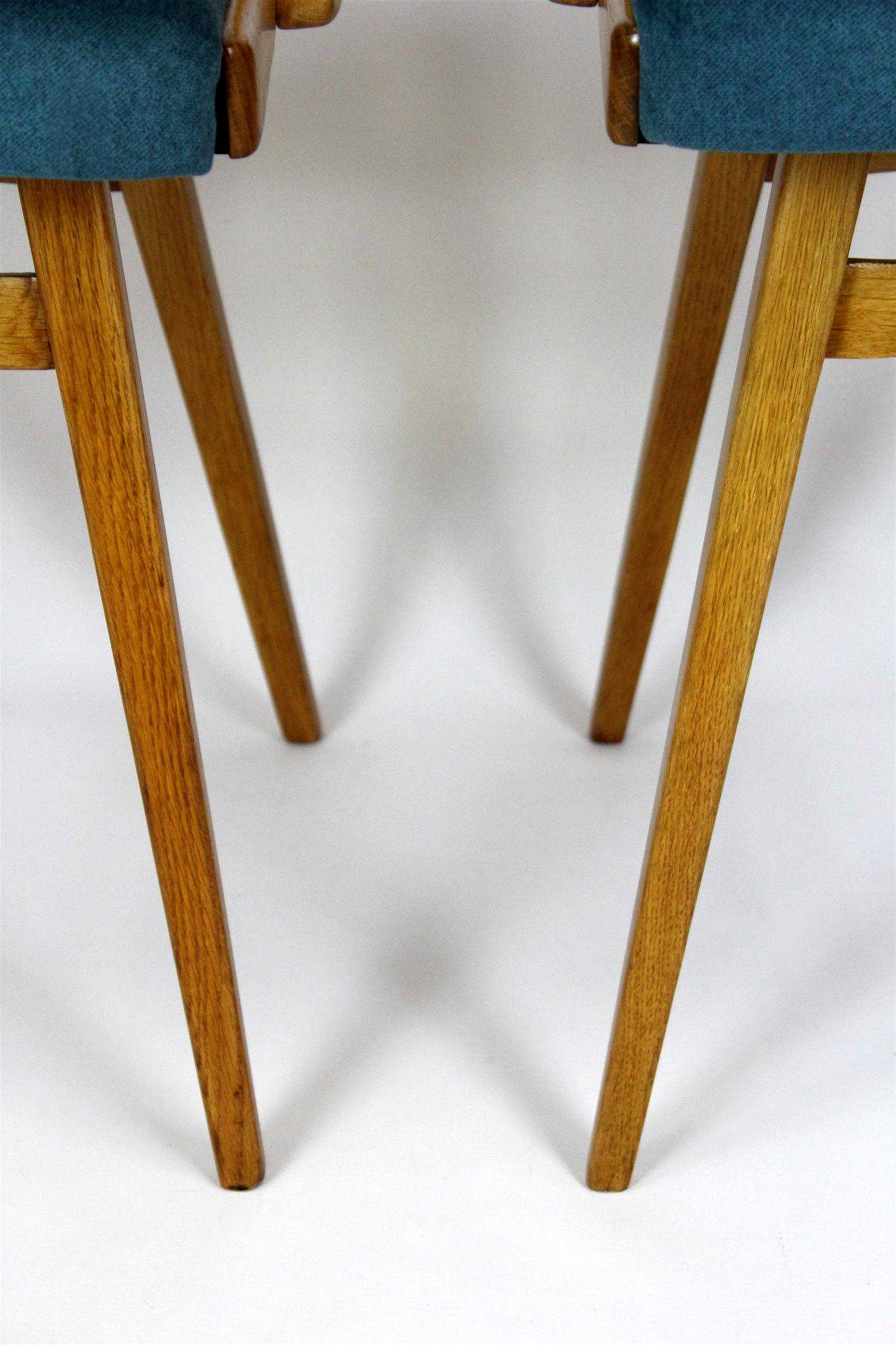 
Un ensemble de quatre chaises en chêne fabriquées par Interi Praha dans les années 1960. Les chaises ont été entièrement restaurées, laquées dans une finition satinée, tapissées dans un nouveau tissu de haute qualité.
